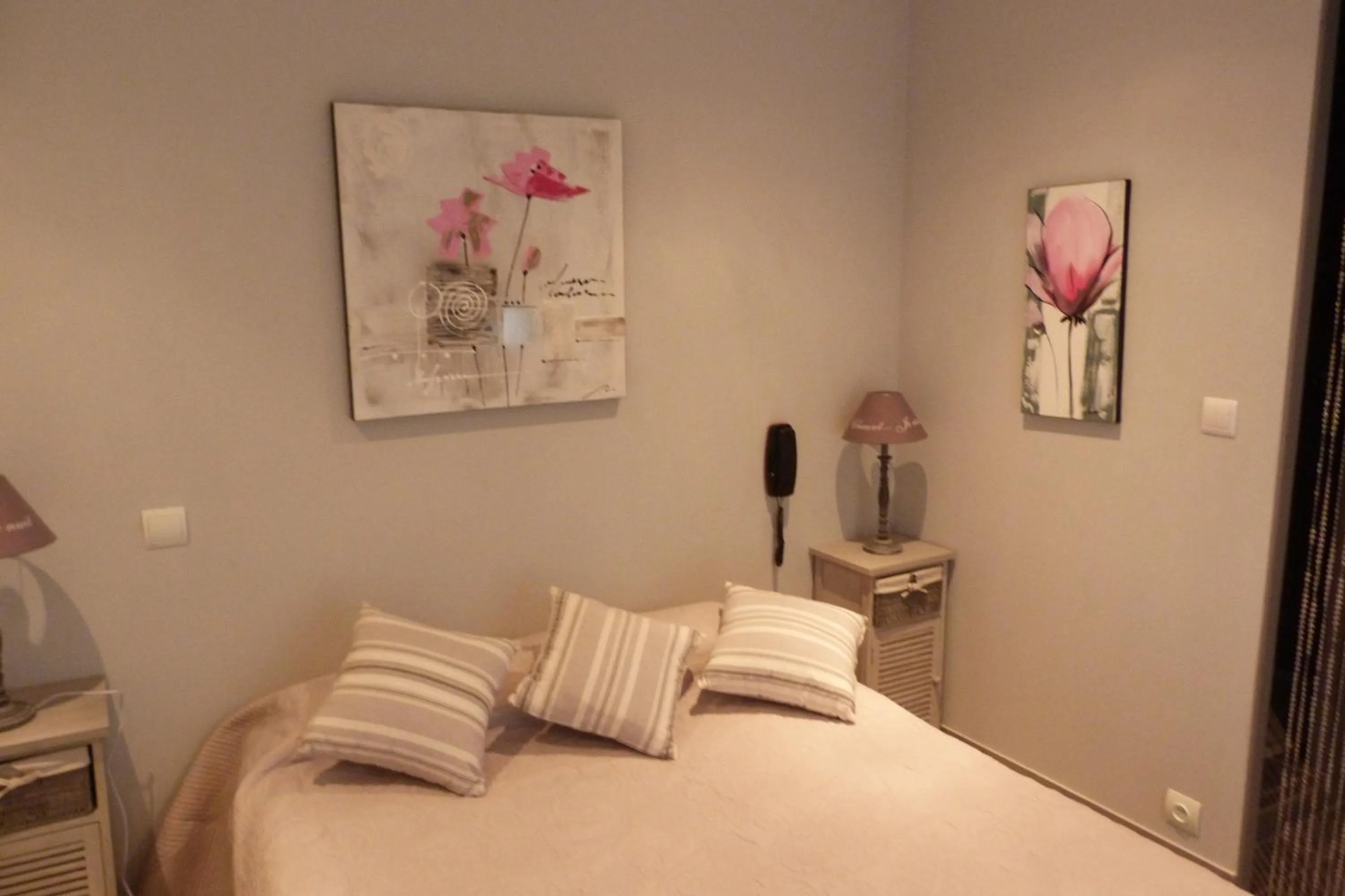 Bedroom, Bed in Lou Garbin