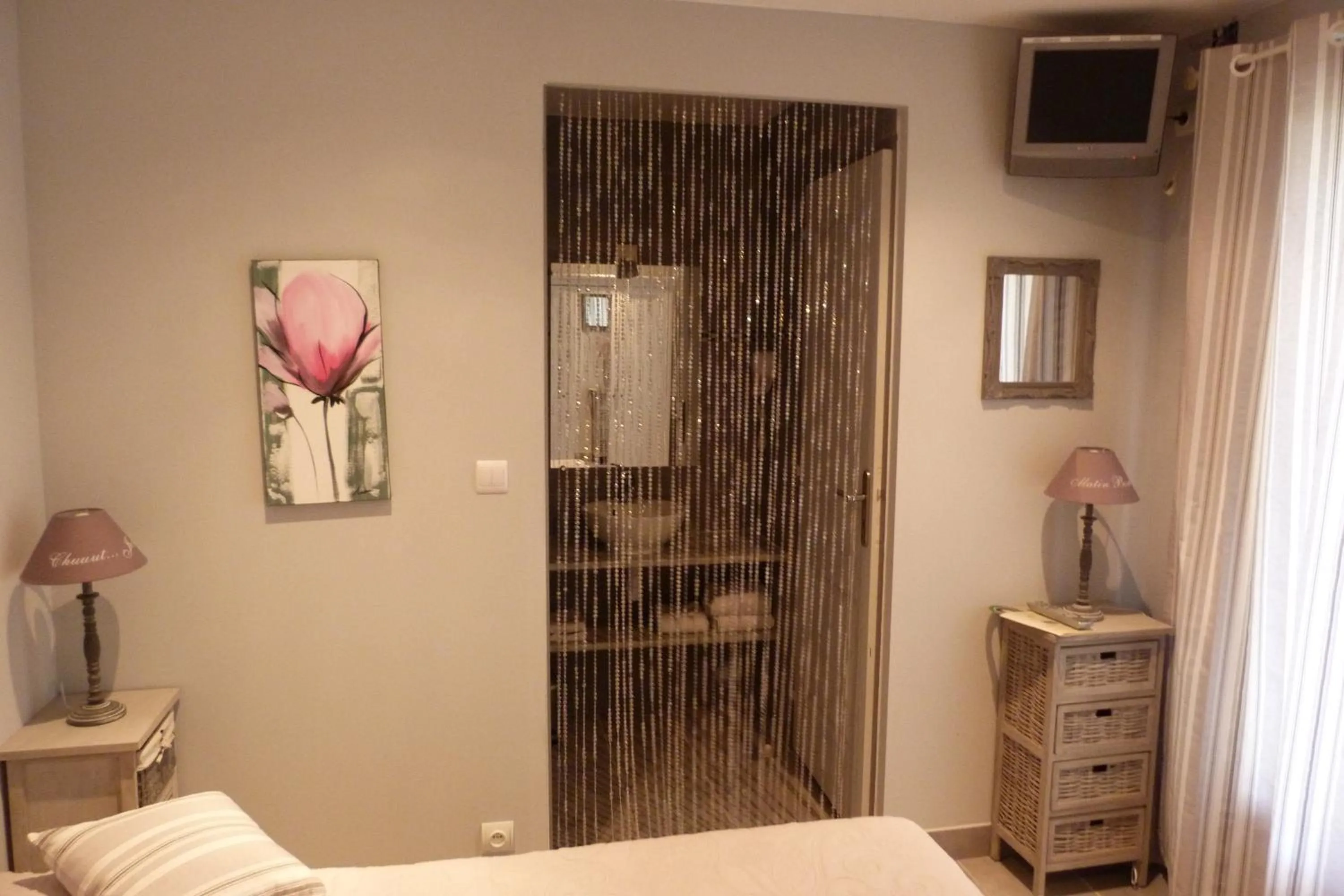 Bedroom, Bed in Lou Garbin