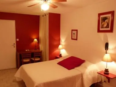 Seating area, Bed in Lou Garbin