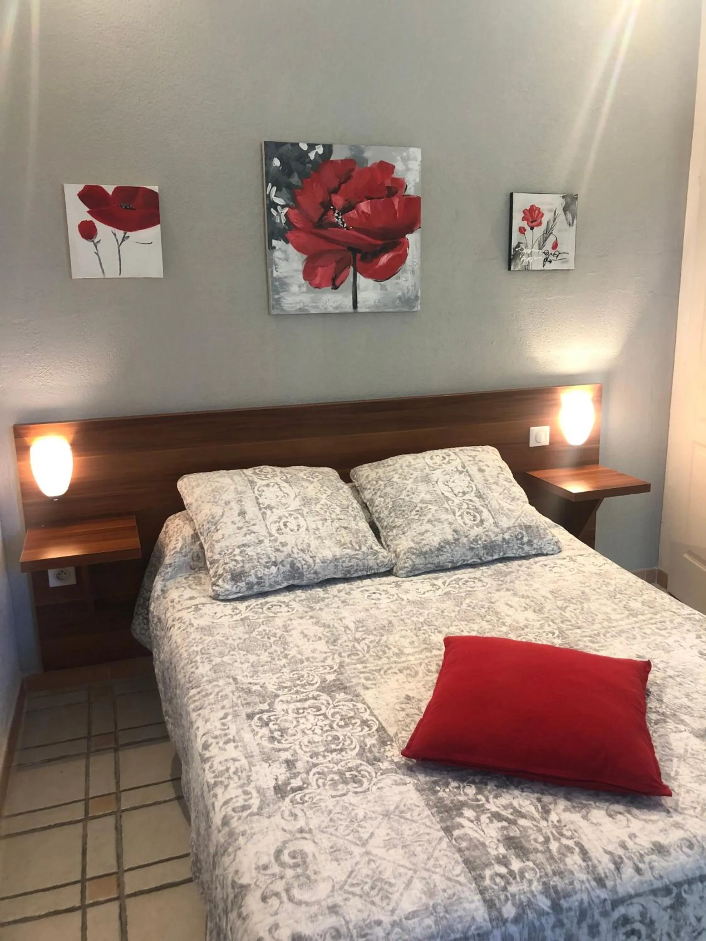 Shower, Bed in Lou Garbin