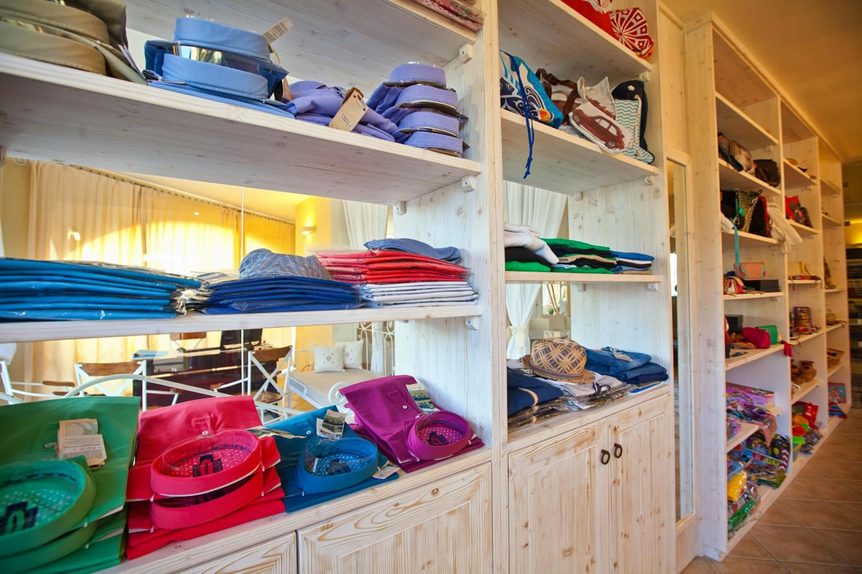 On-site shops in Hotel Baia Del Porto