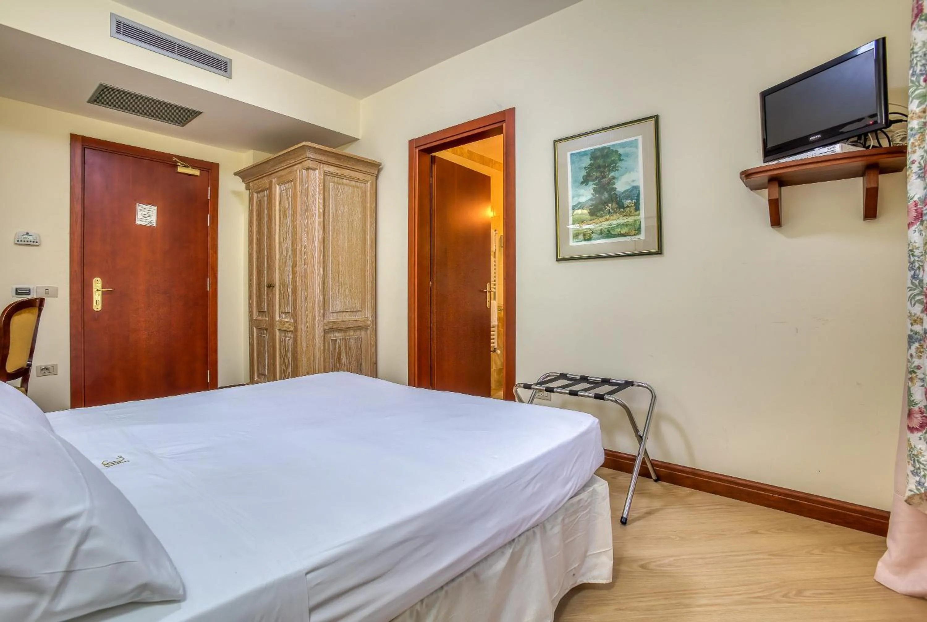 Photo of the whole room, Bed in Hotel Des Reves