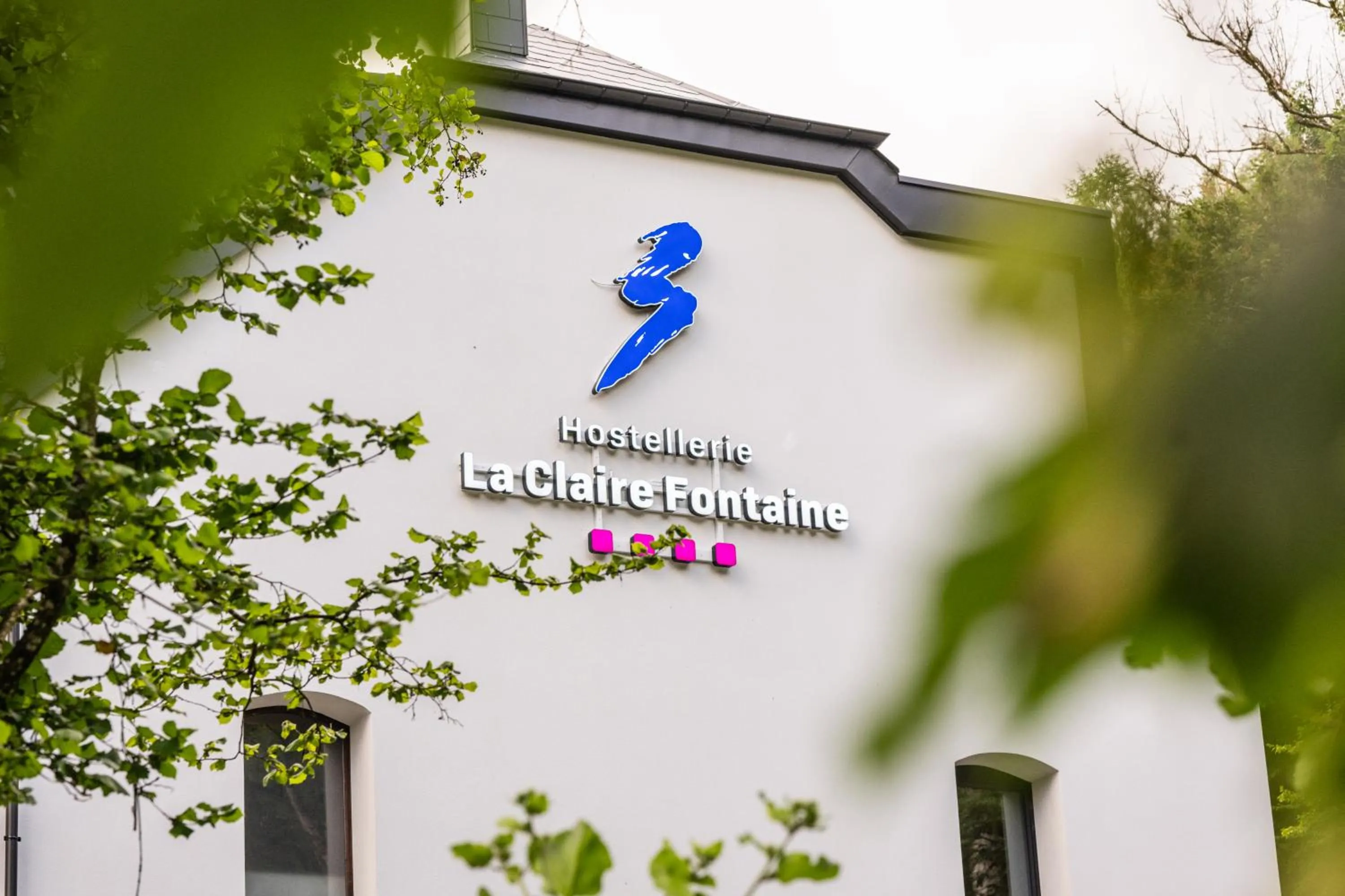 Logo/Certificate/Sign in Hostellerie La Claire Fontaine, Logis hôtels & Spa