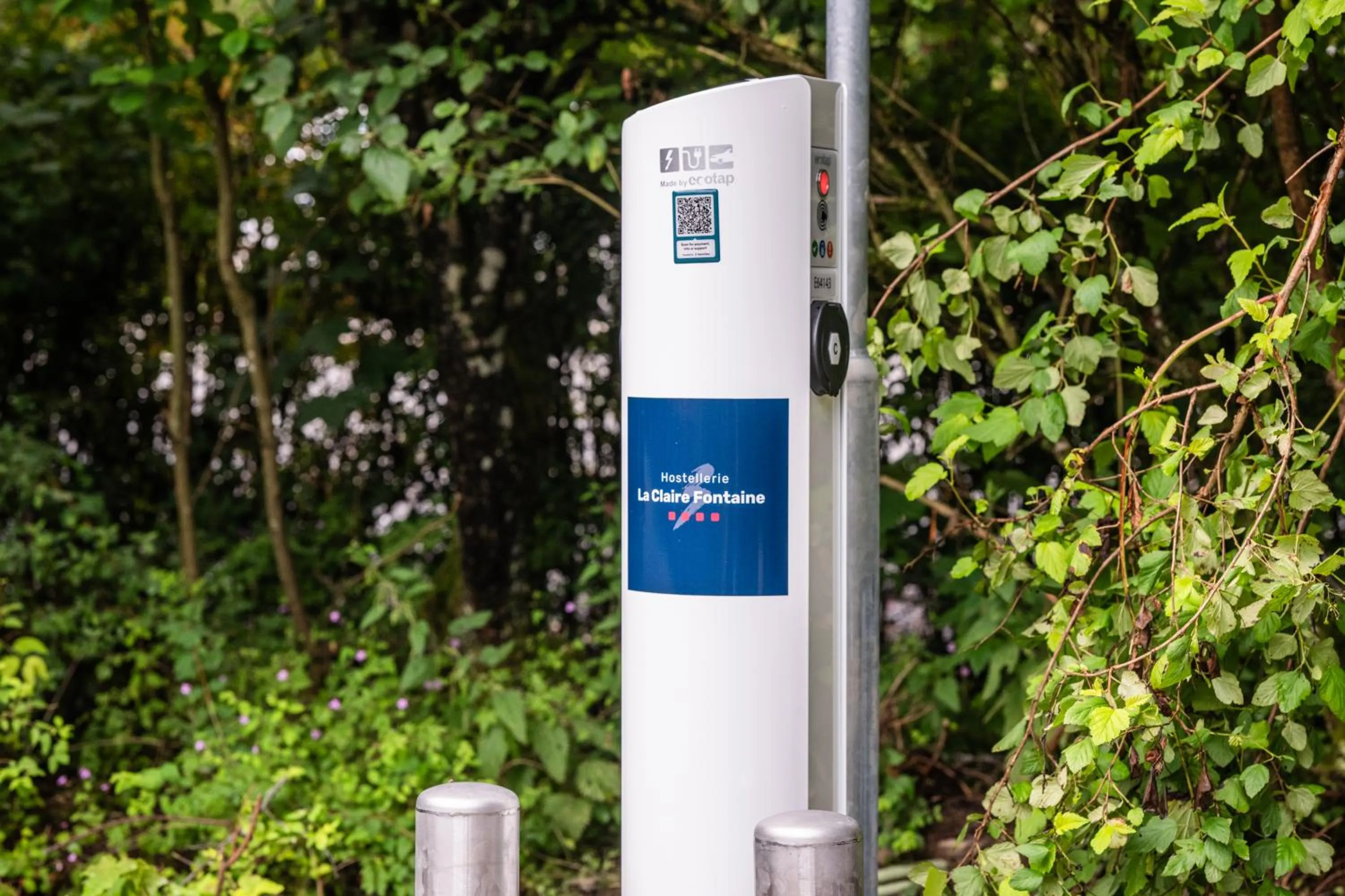 Parking in Hostellerie La Claire Fontaine, Logis hôtels & Spa