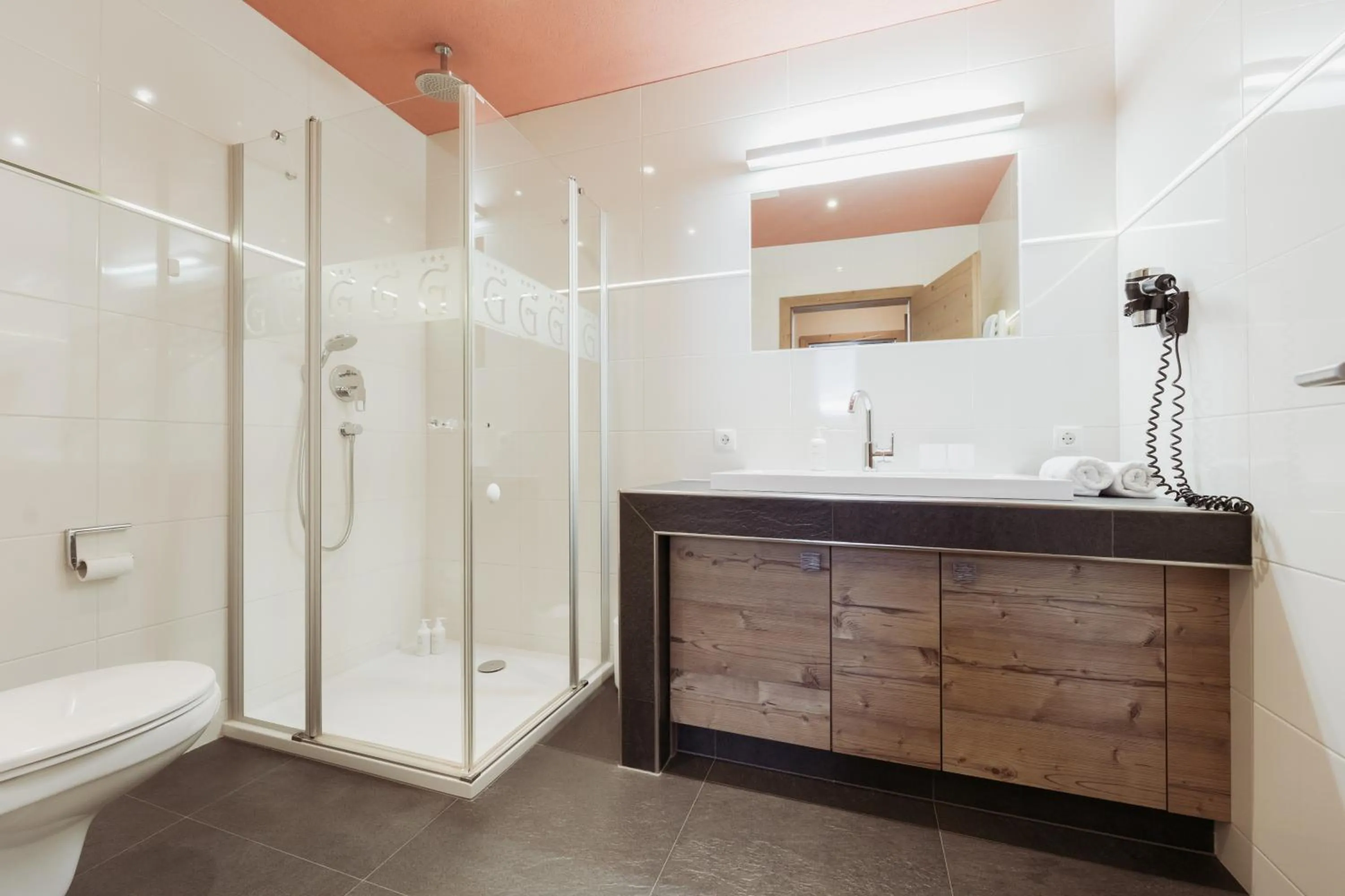 Shower in Mari Pop Hotel