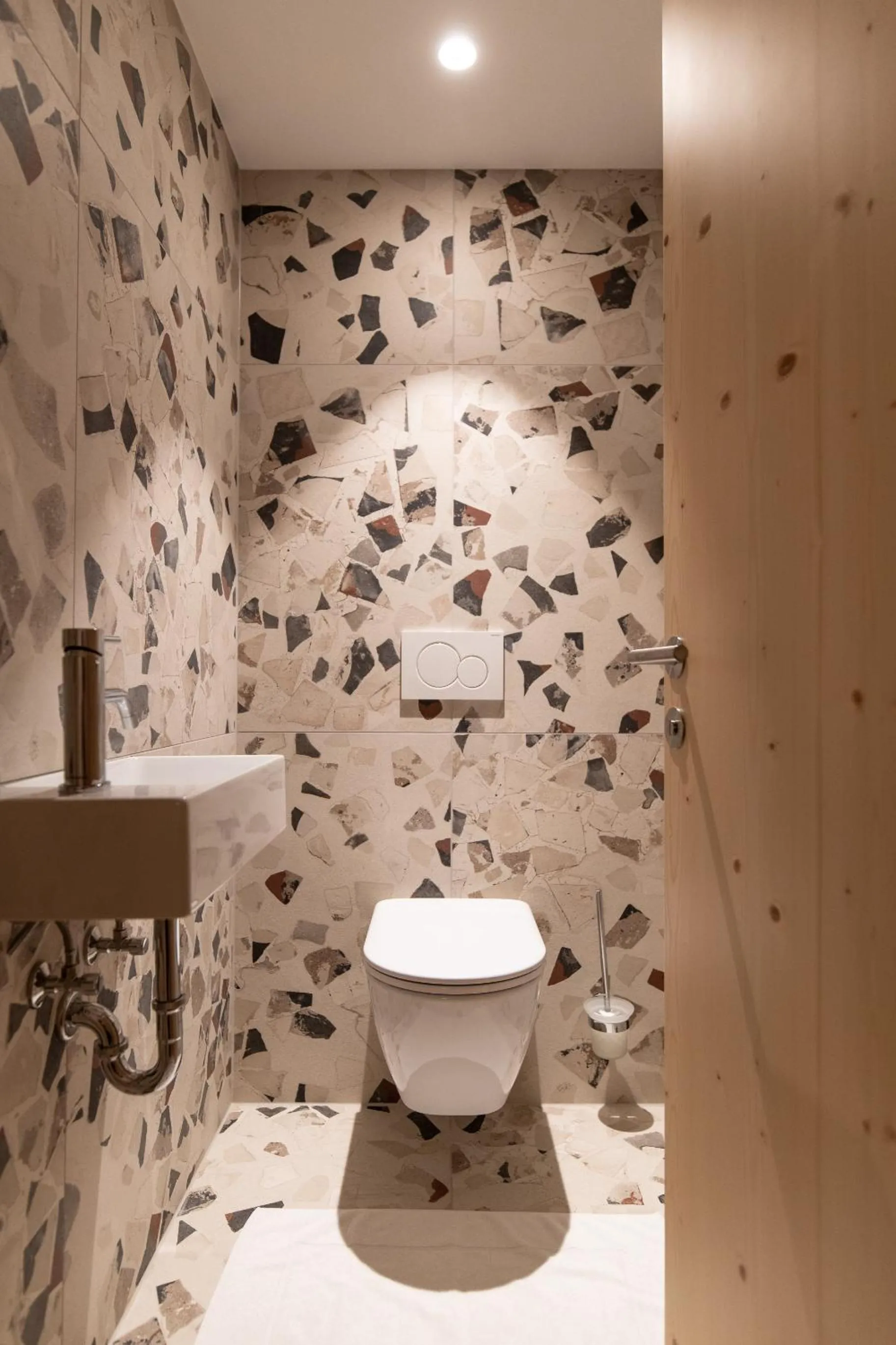 Toilet in Mari Pop Hotel