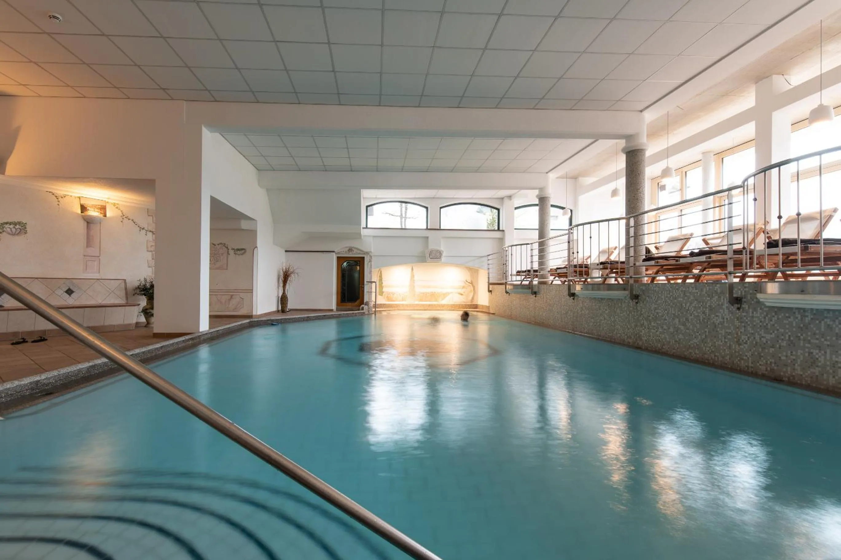 Swimming pool in Mari Pop Hotel