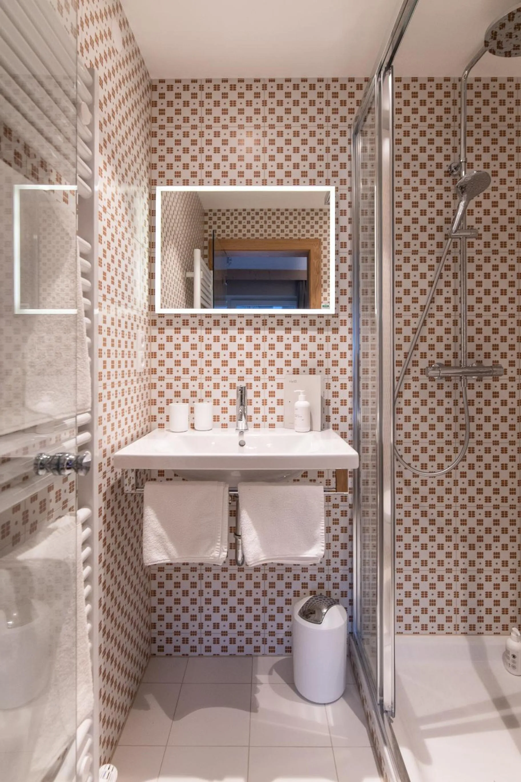 Bathroom in Mari Pop Hotel