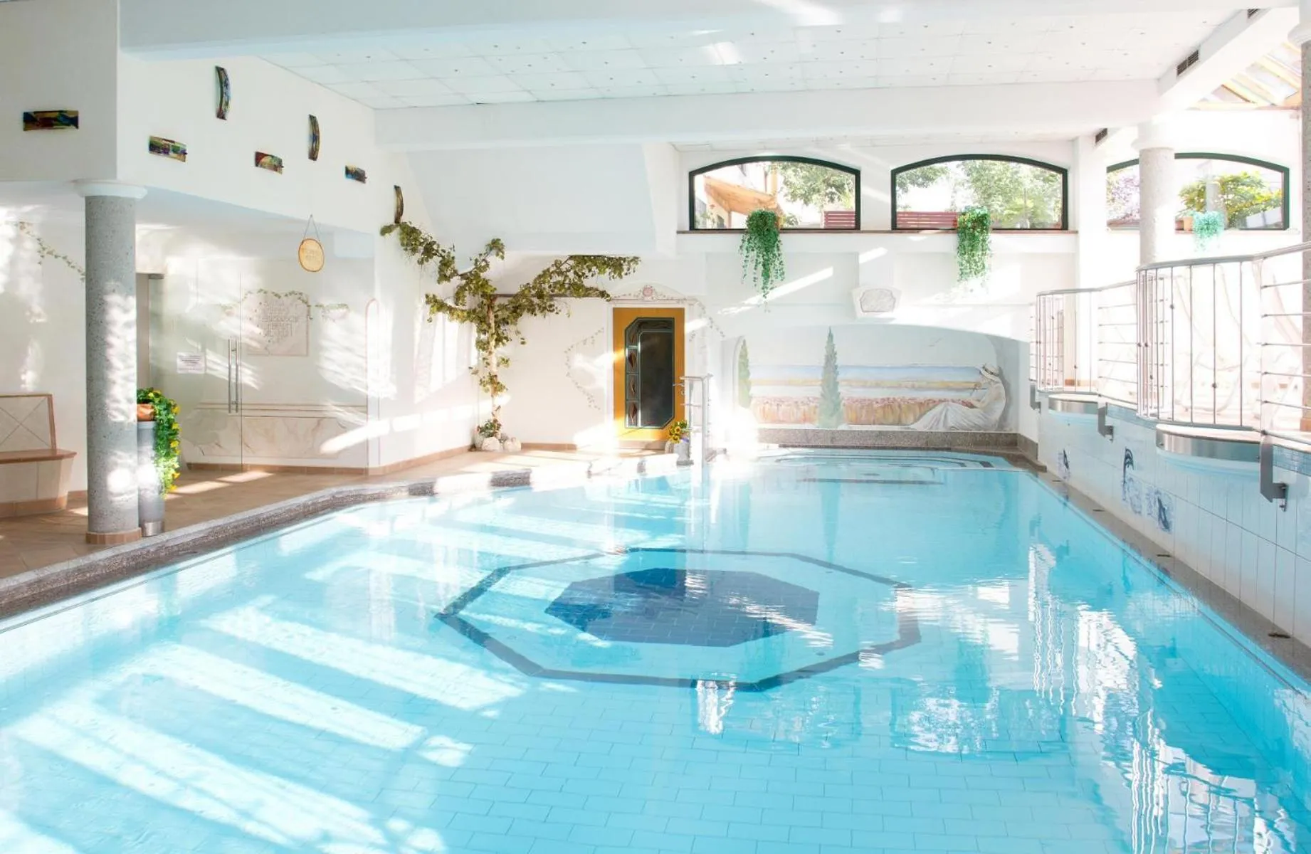 Swimming pool in Mari Pop Hotel