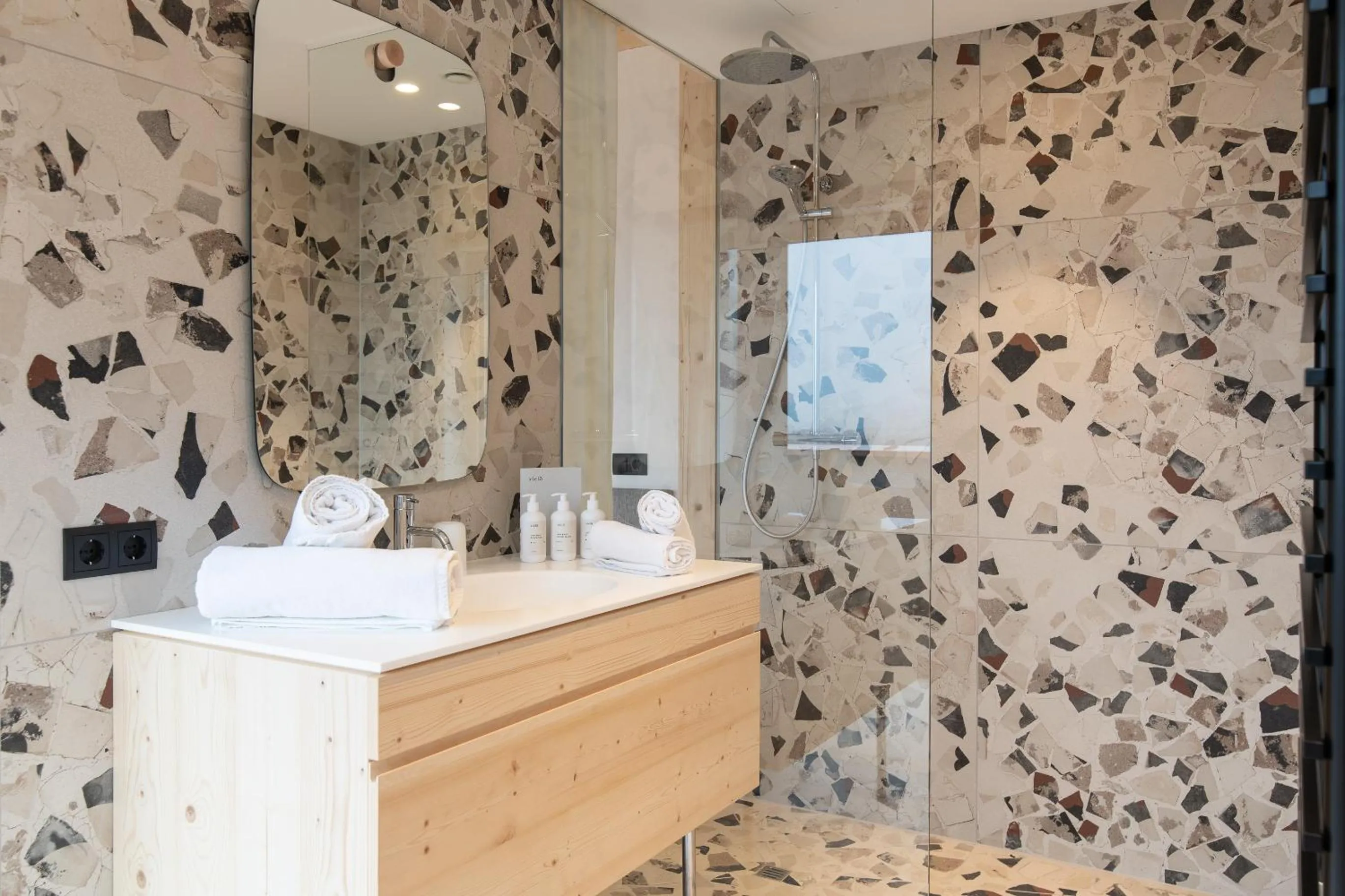 Shower in Mari Pop Hotel