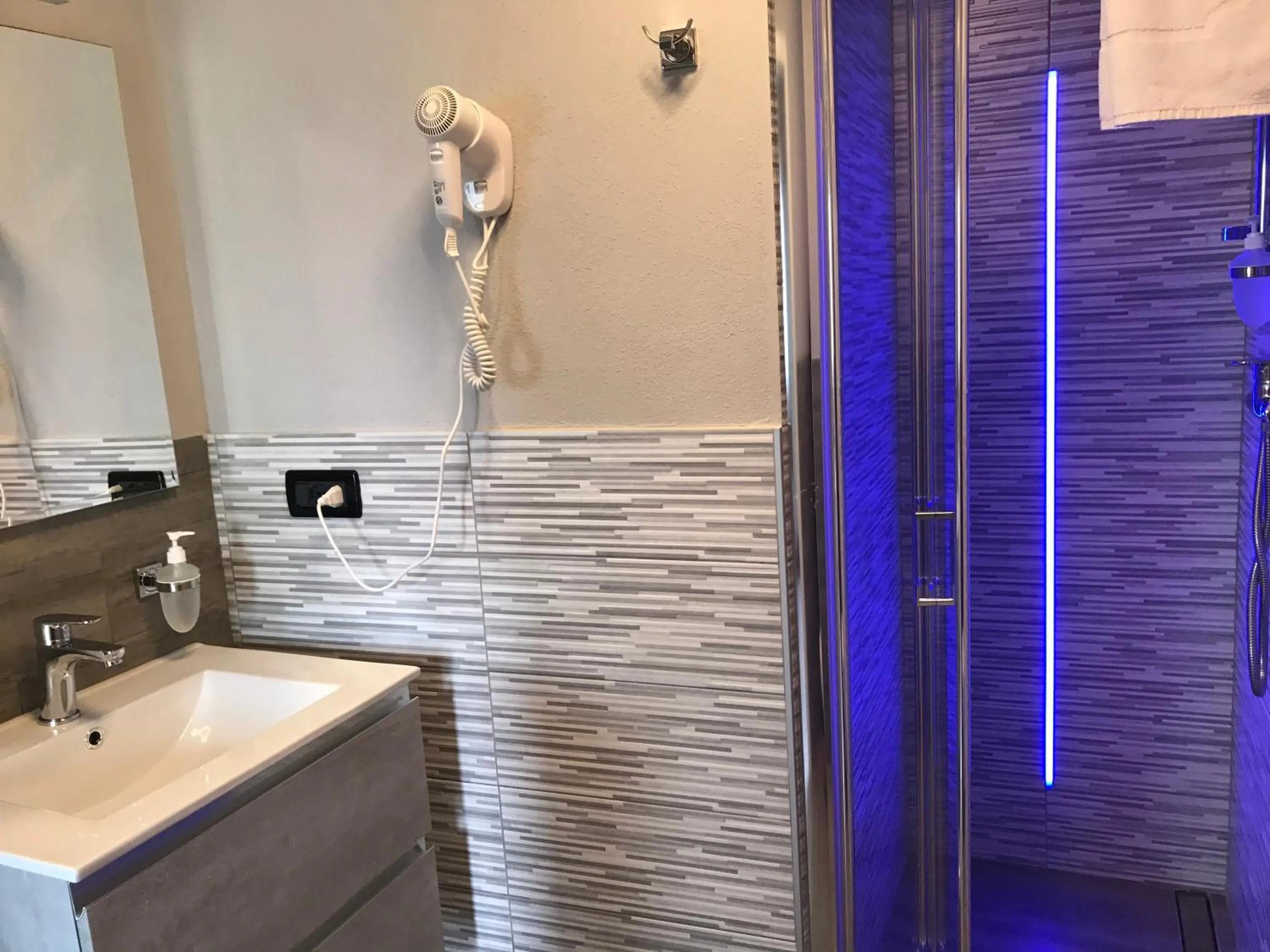 Shower in Hotel Chacaril