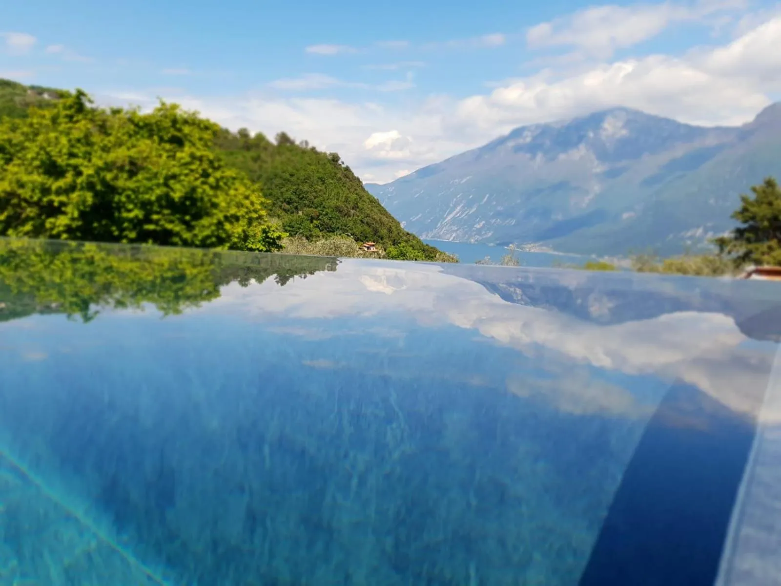 Pool view in 3MÙZEN apartments
