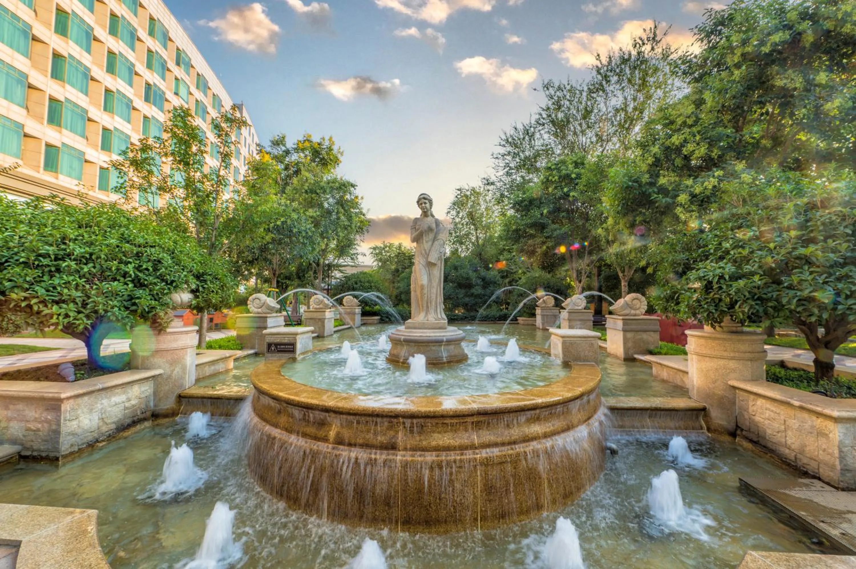 Garden in Wyndham Qingdao l Free Fixed-Time Shuttle Service Between Hotel and Airport & North Railway Station l Outdoor Children's Amusement Park l 1-Hour Play Snooker or Table Tennis