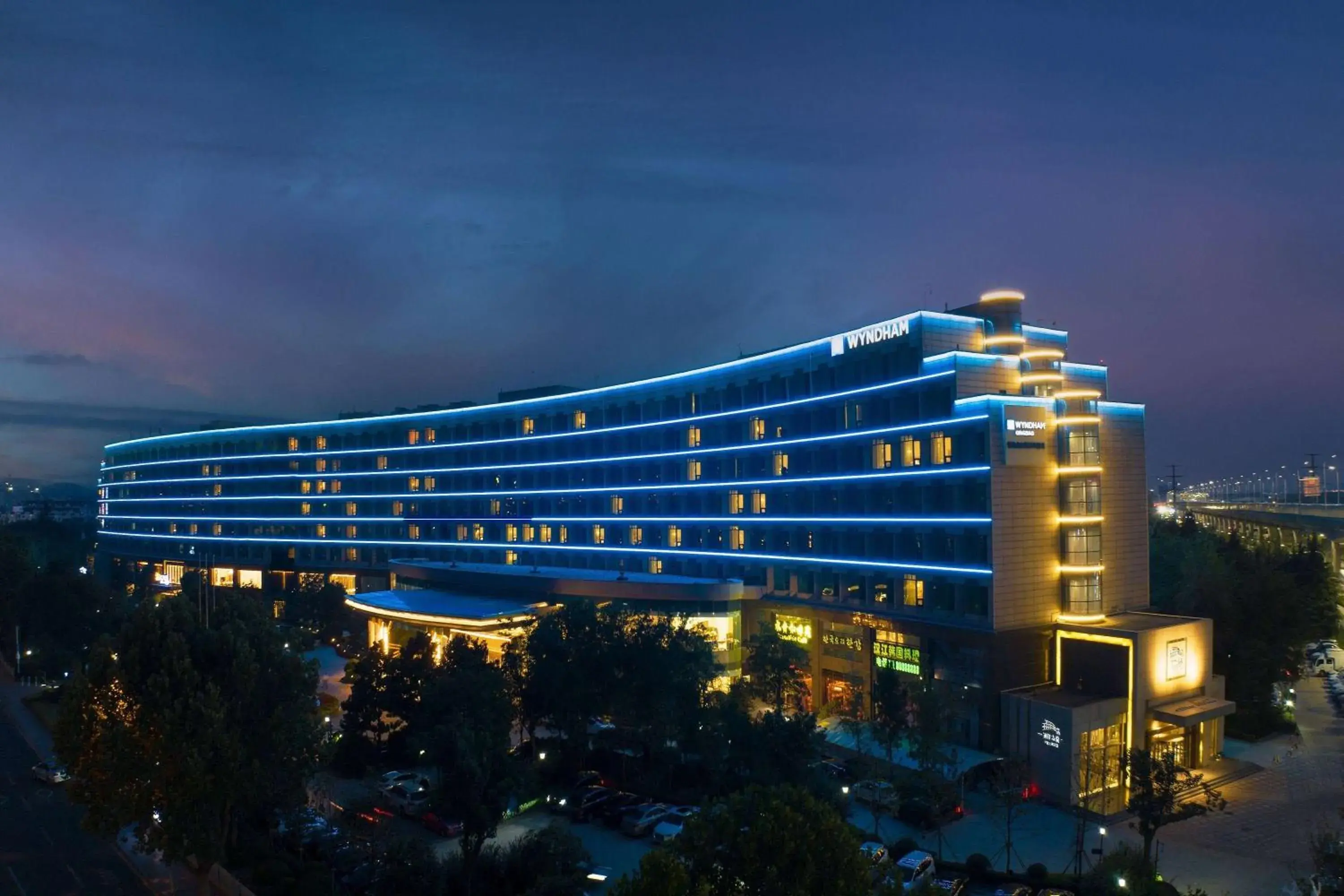 Property building in Wyndham Qingdao l Free Fixed-Time Shuttle Service Between Hotel and Airport & North Railway Station l Outdoor Children's Amusement Park l 1-Hour Play Snooker or Table Tennis Property building in Wyndham Qingdao l Free Fixed-Time Shuttle Service Between Hotel and Airport & North Railway Station l Outdoor Children's Amusement Park l 1-Hour Play Snooker or Table Tennis