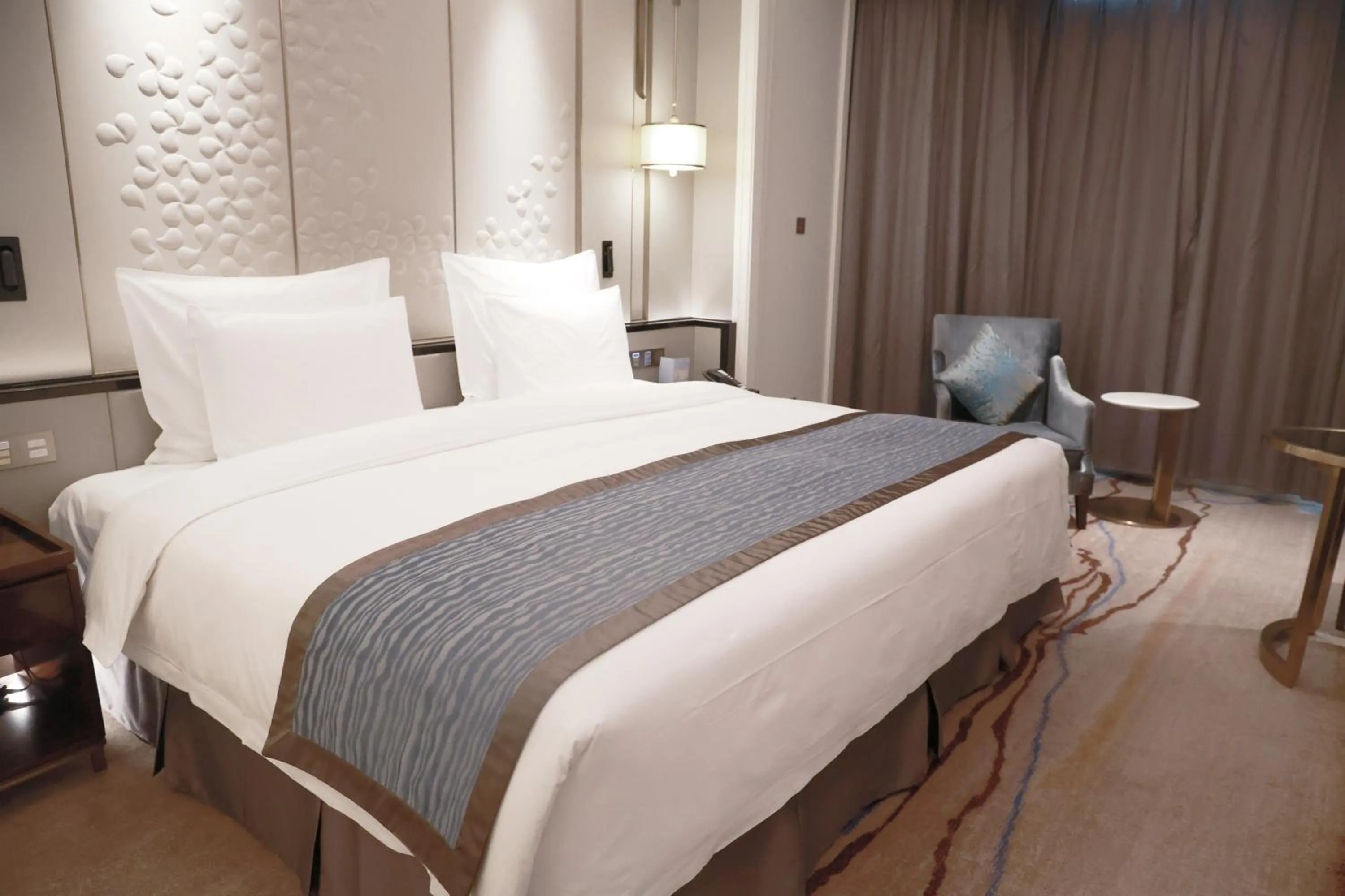 Bed in Wyndham Qingdao l Free Fixed-Time Shuttle Service Between Hotel and Airport & North Railway Station l Outdoor Children's Amusement Park l 1-Hour Play Snooker or Table Tennis