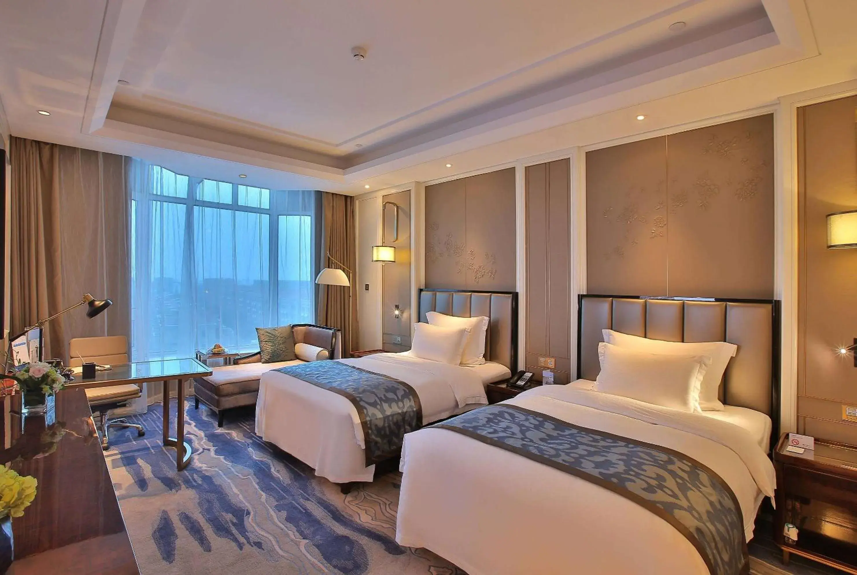 Photo of the whole room, Bed in Wyndham Qingdao l Free Fixed-Time Shuttle Service Between Hotel and Airport & North Railway Station l Outdoor Children's Amusement Park l 1-Hour Play Snooker or Table Tennis Photo of the whole room, Bed in Wyndham Qingdao l Free Fixed-Time Shuttle Service Between Hotel and Airport & North Railway Station l Outdoor Children's Amusement Park l 1-Hour Play Snooker or Table Tennis