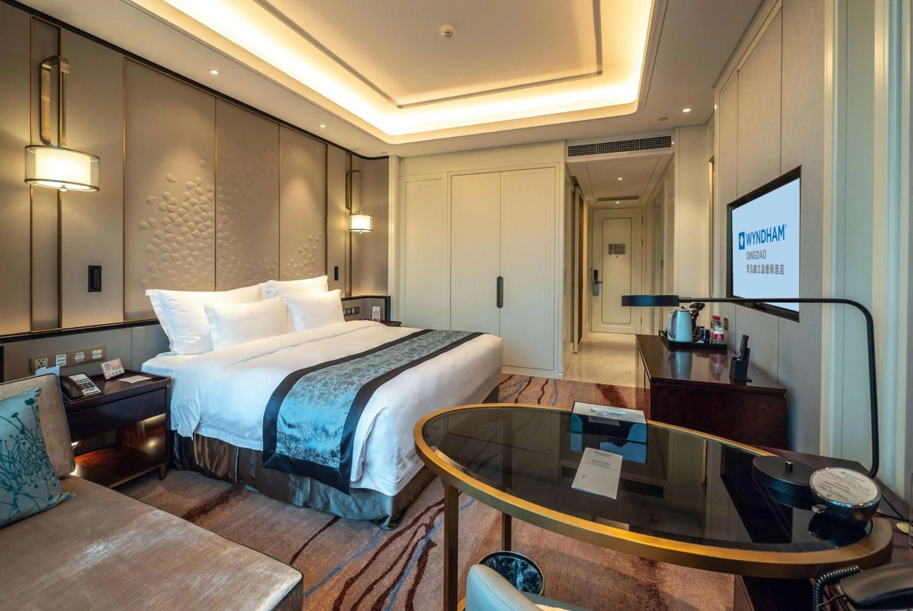 Photo of the whole room, Bed in Wyndham Qingdao l Free Fixed-Time Shuttle Service Between Hotel and Airport & North Railway Station l Outdoor Children's Amusement Park l 1-Hour Play Snooker or Table Tennis