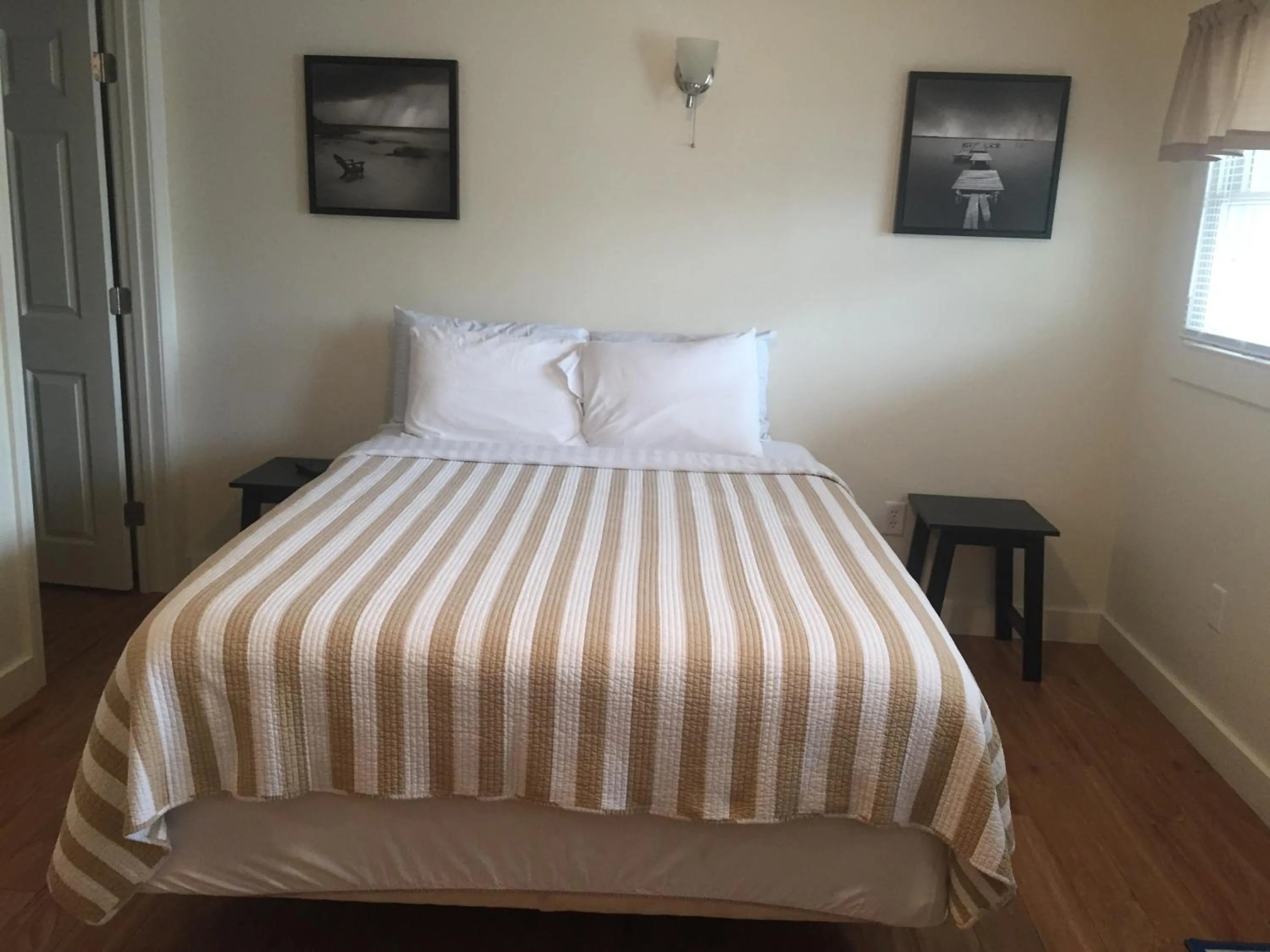 Bed in Drake's Island Resort & Cottages