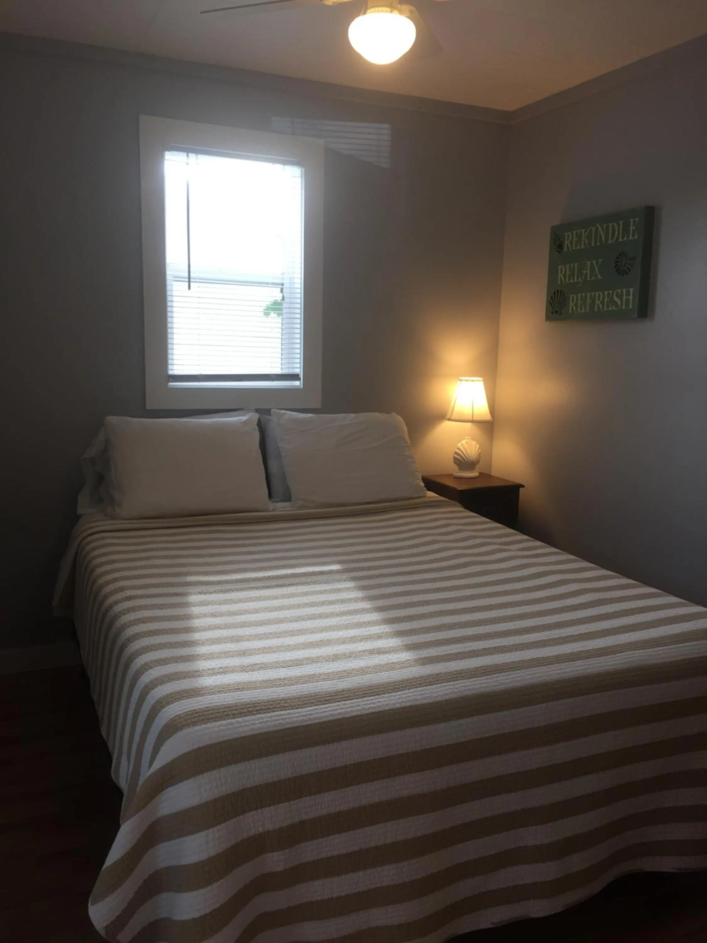 Bed in Drake's Island Resort & Cottages