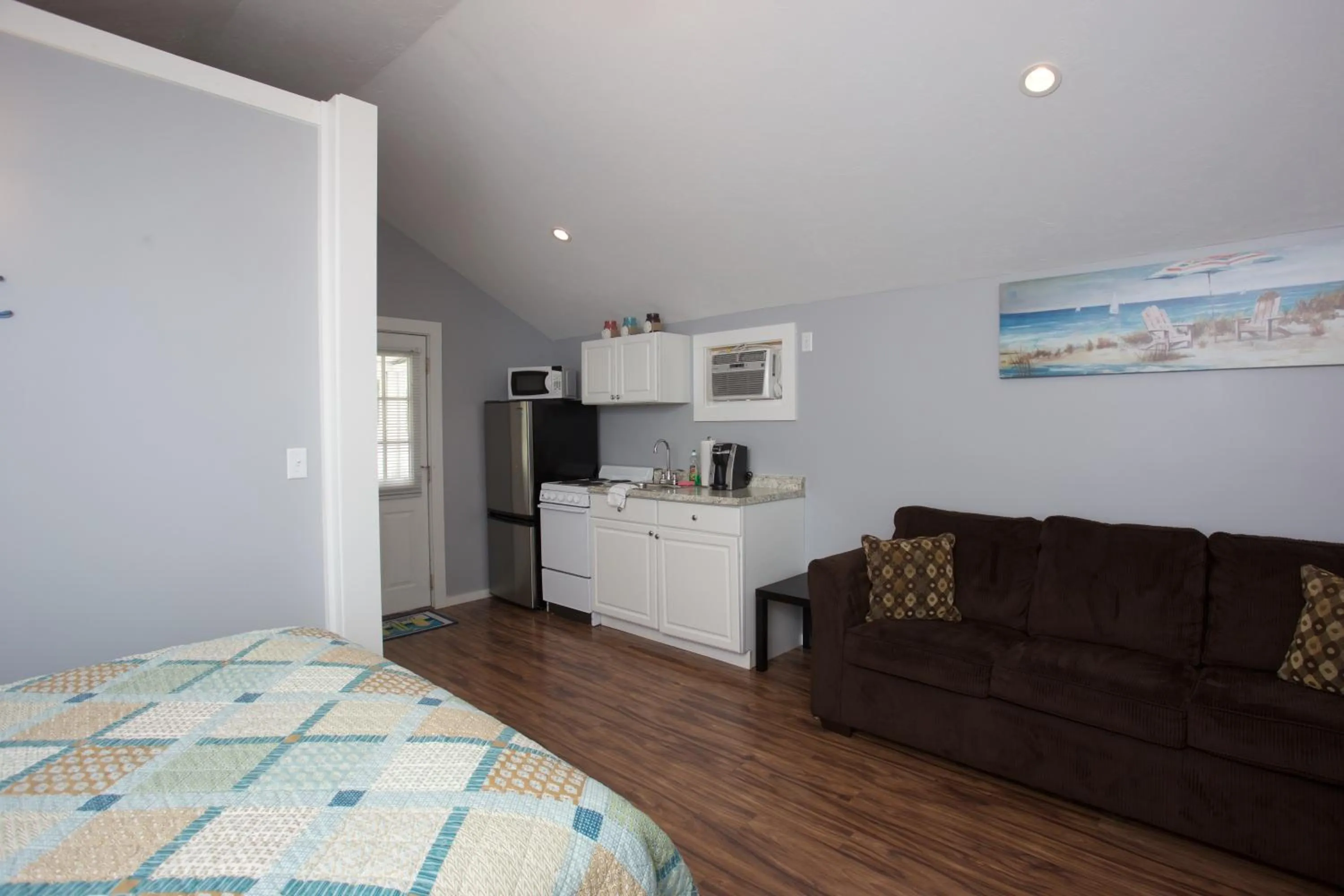 Bed in Drake's Island Resort & Cottages