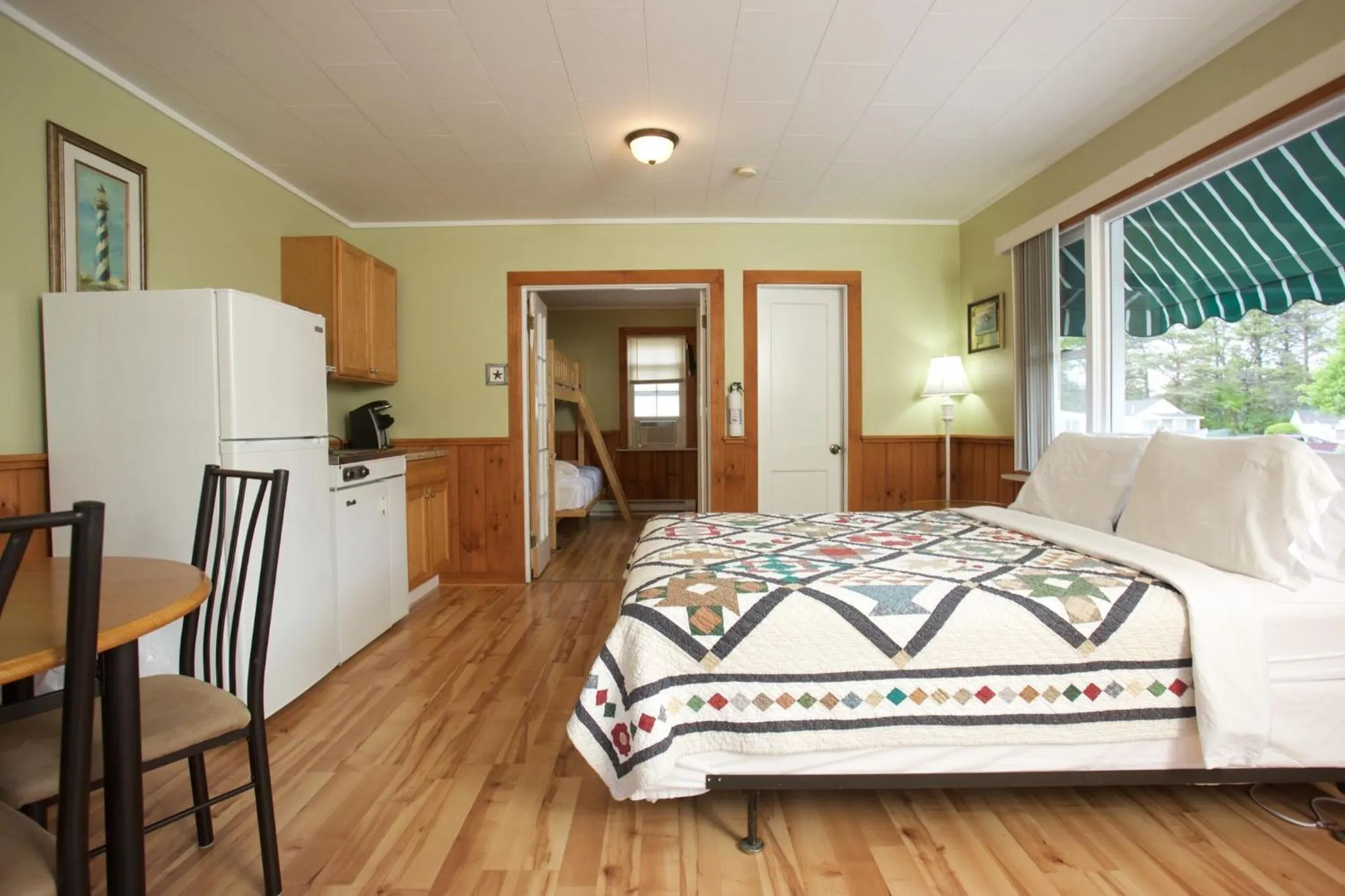 Bed in Drake's Island Resort & Cottages