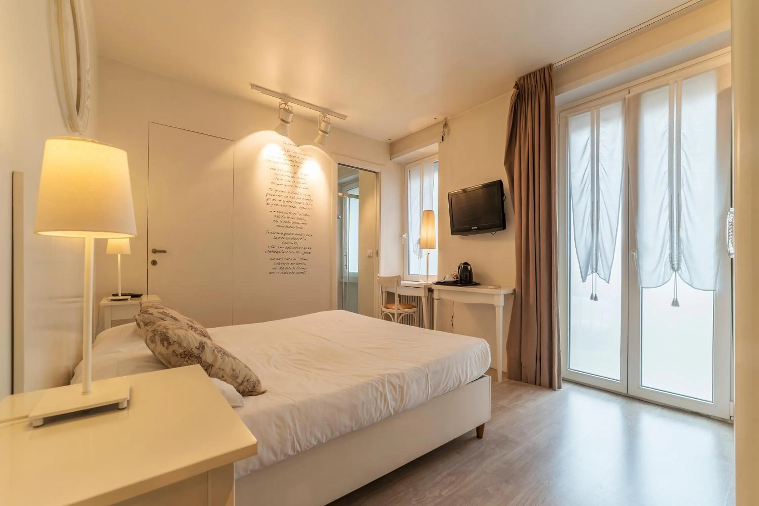 Photo of the whole room, Bed in Nina Casetta De Trastevere