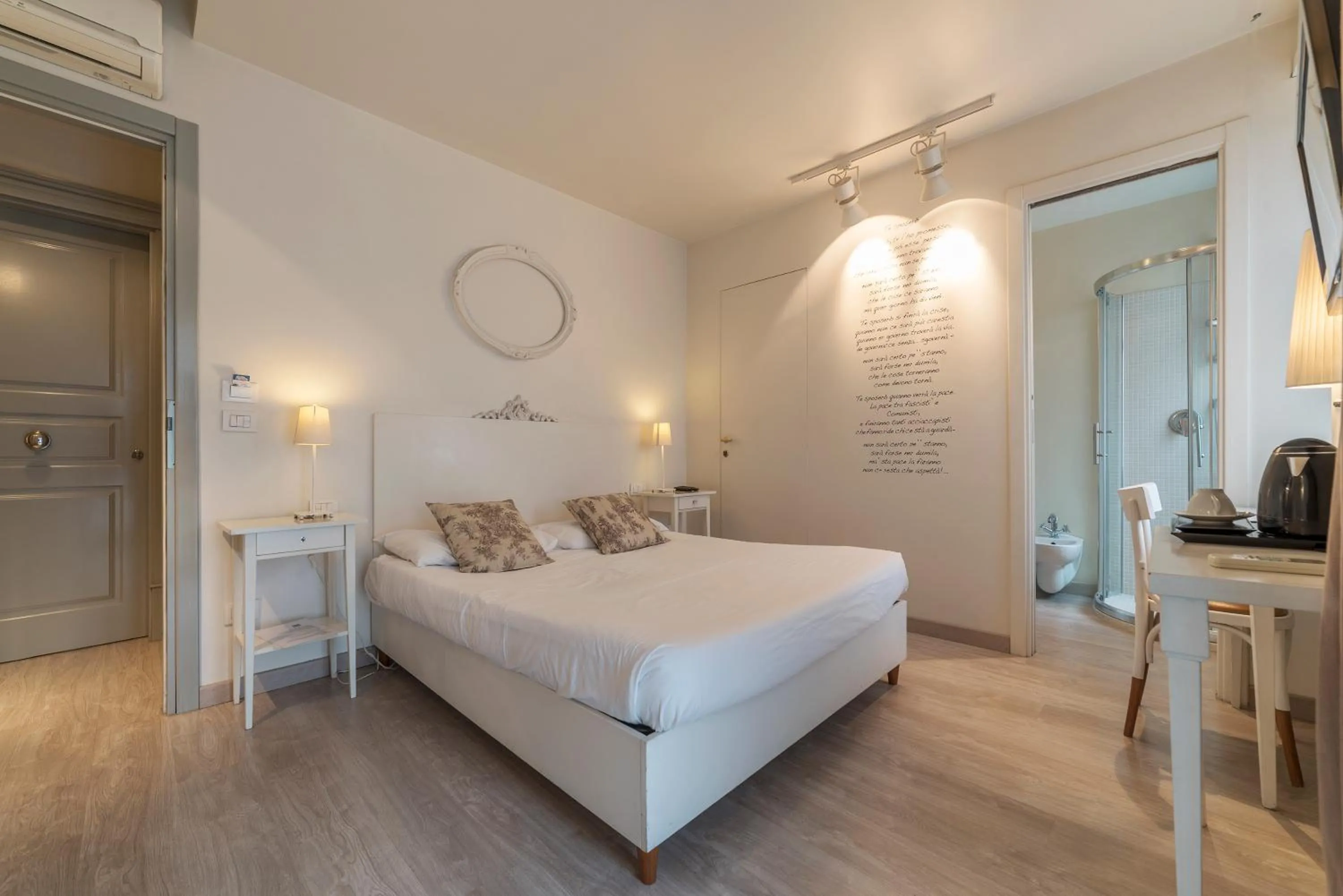 Photo of the whole room, Bed in Nina Casetta De Trastevere