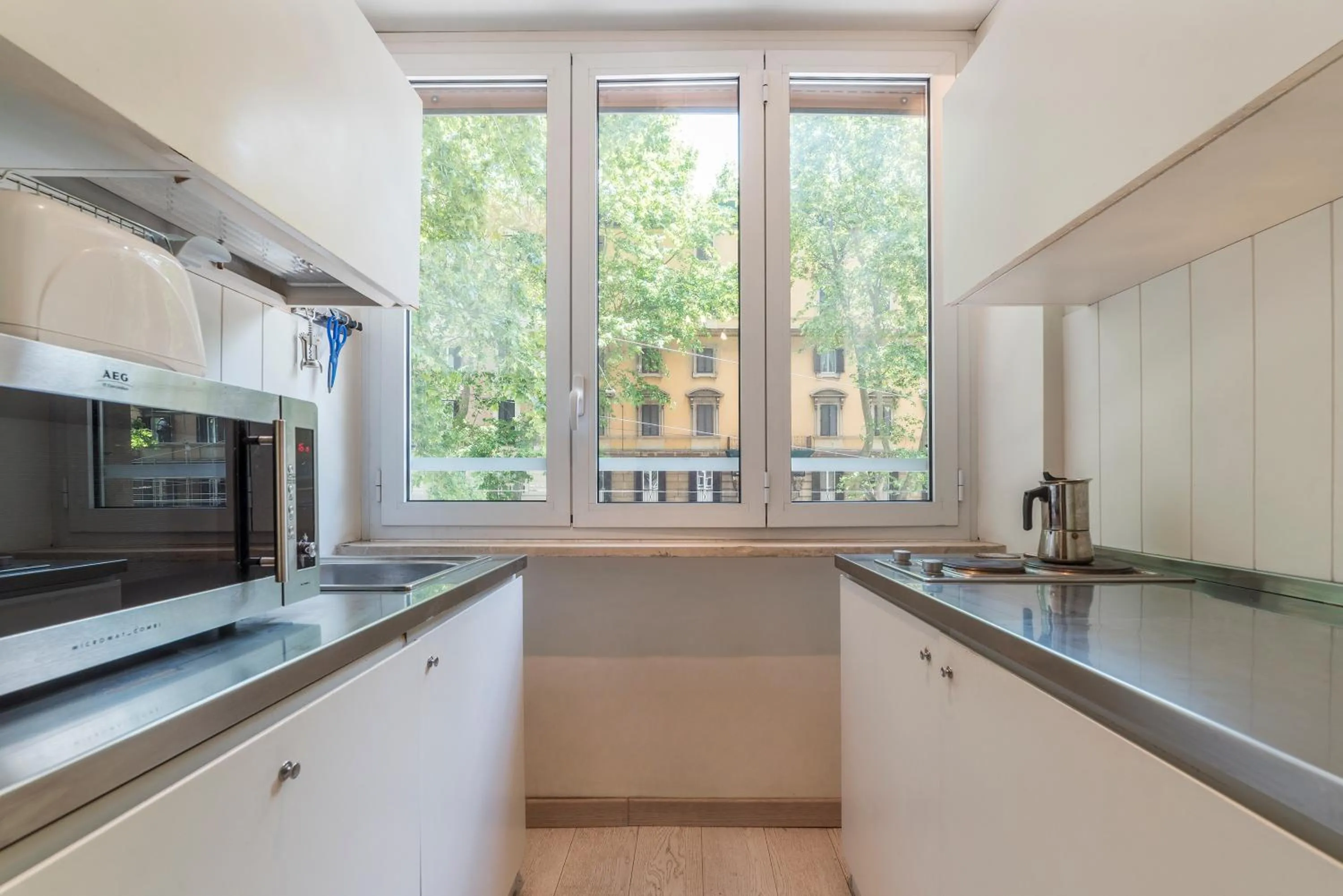 Communal kitchen in Nina Casetta De Trastevere