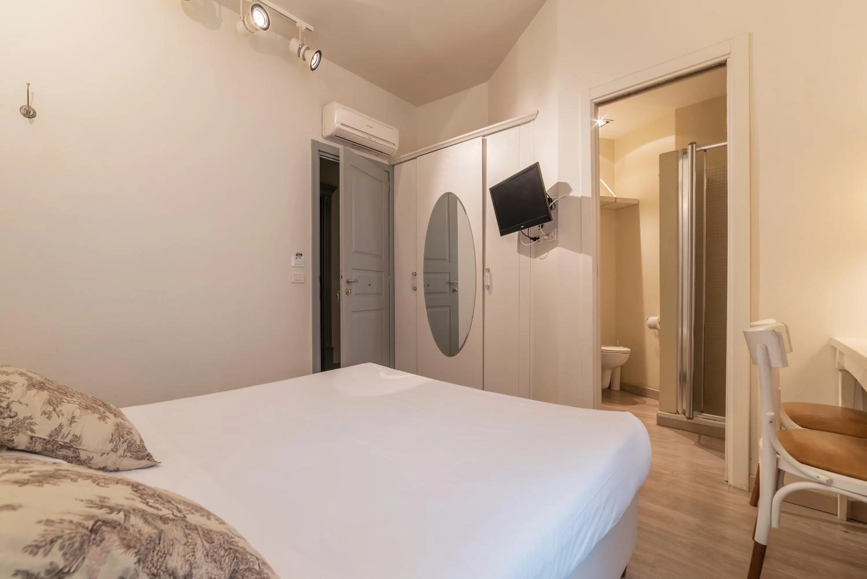 Photo of the whole room, Bed in Nina Casetta De Trastevere