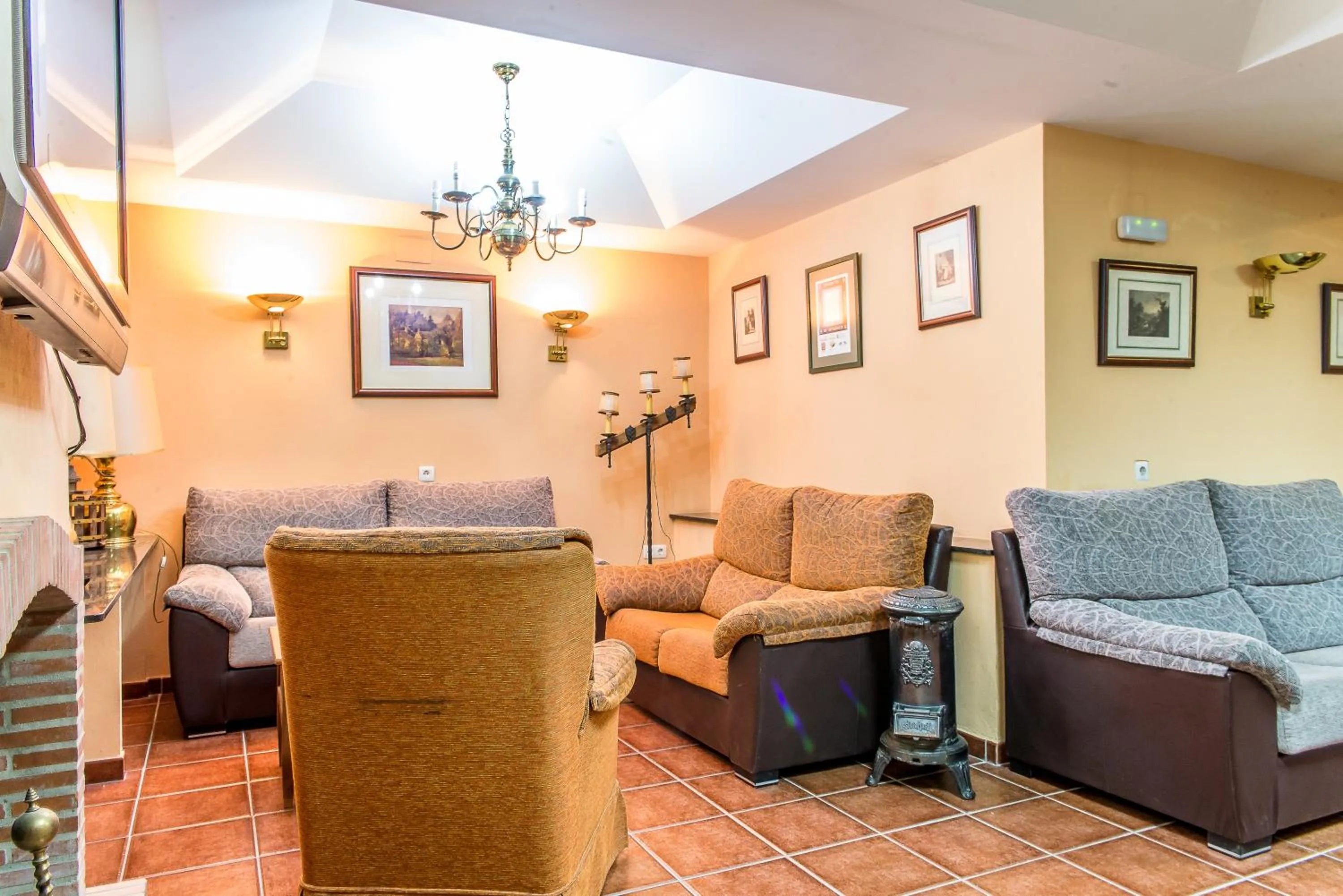 Communal lounge/ TV room in Hotel Sierra de Aracena