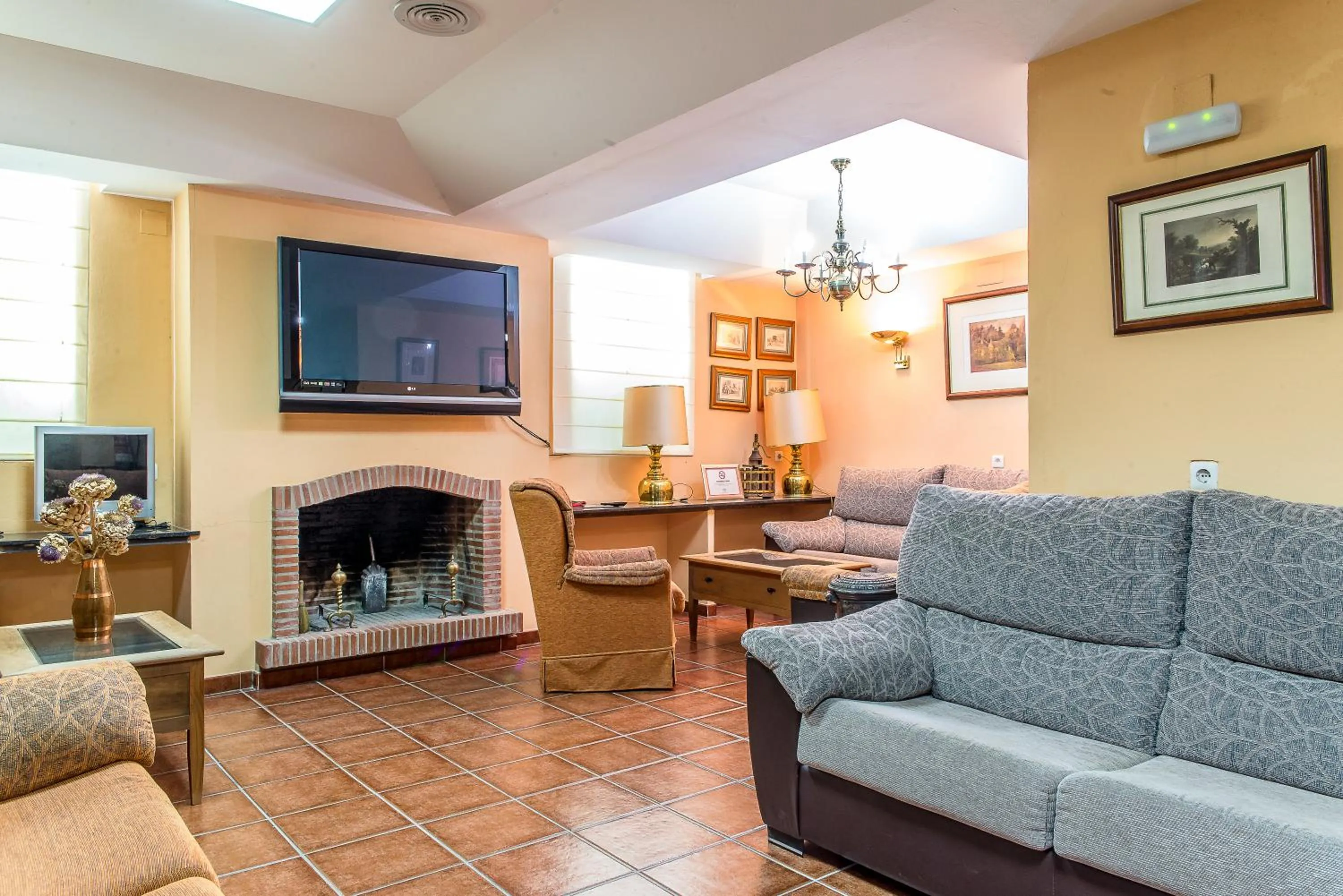 Communal lounge/ TV room in Hotel Sierra de Aracena