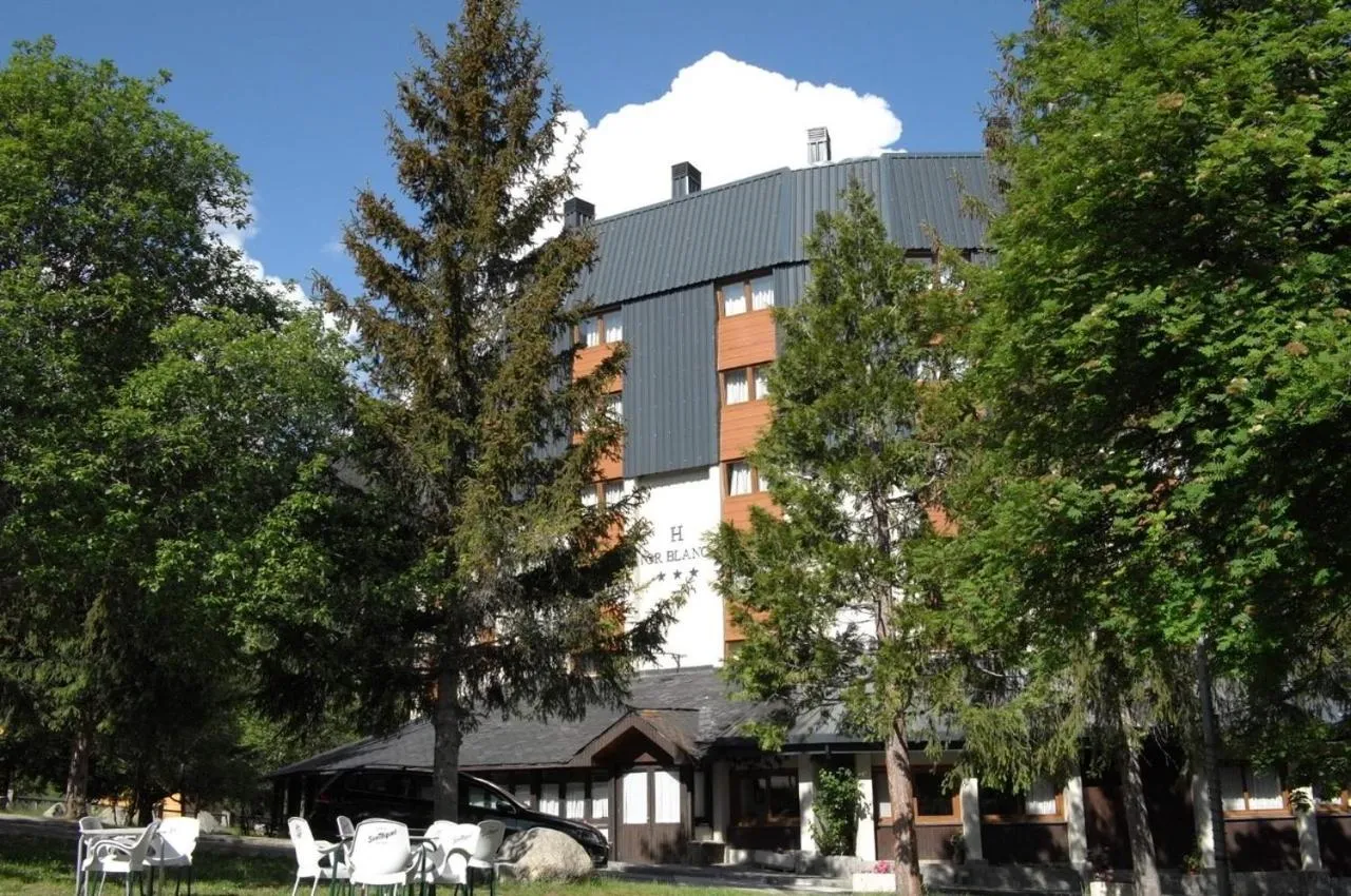 Property building in Hotel Or Blanc