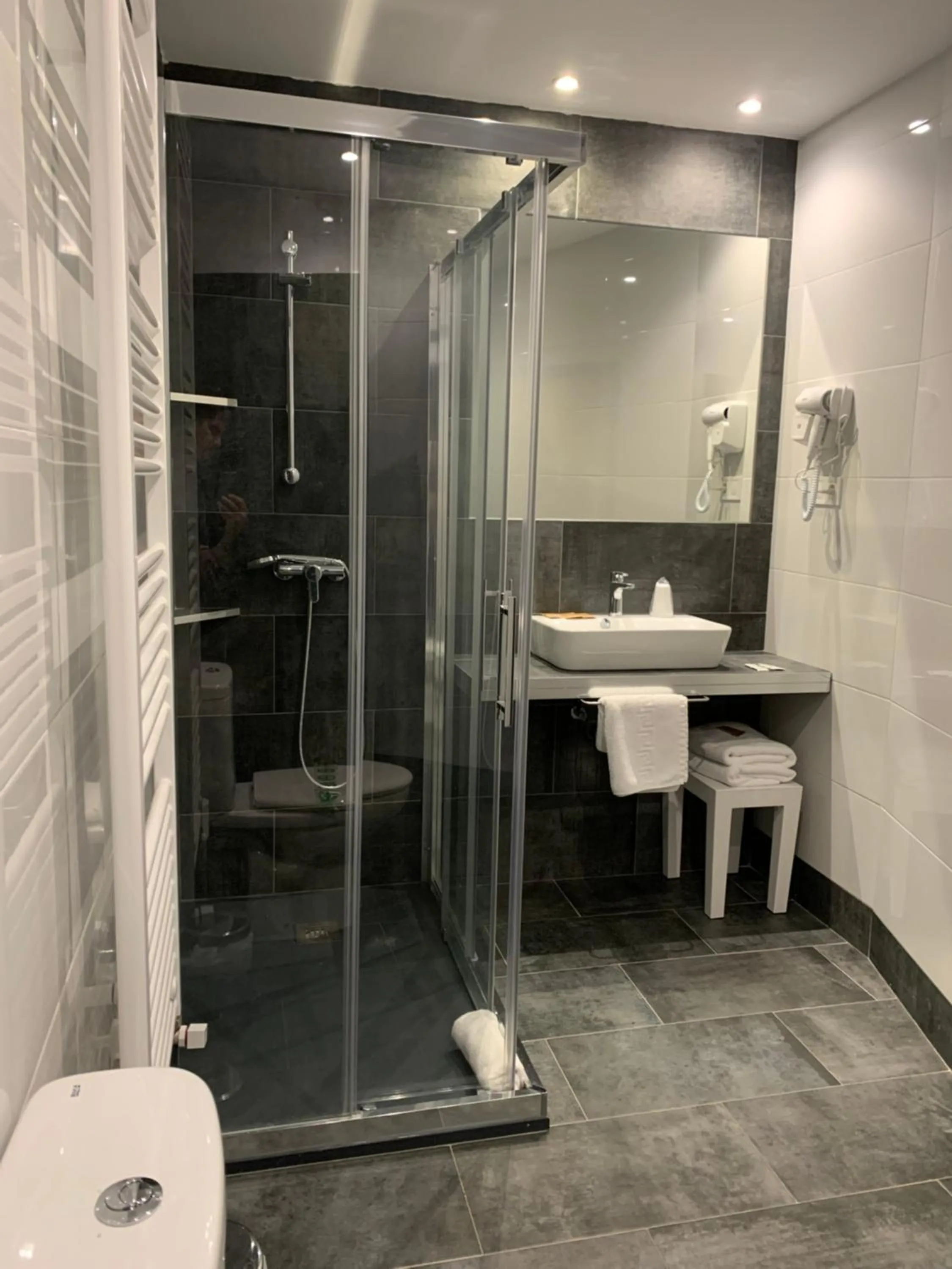 Shower in Hotel Or Blanc