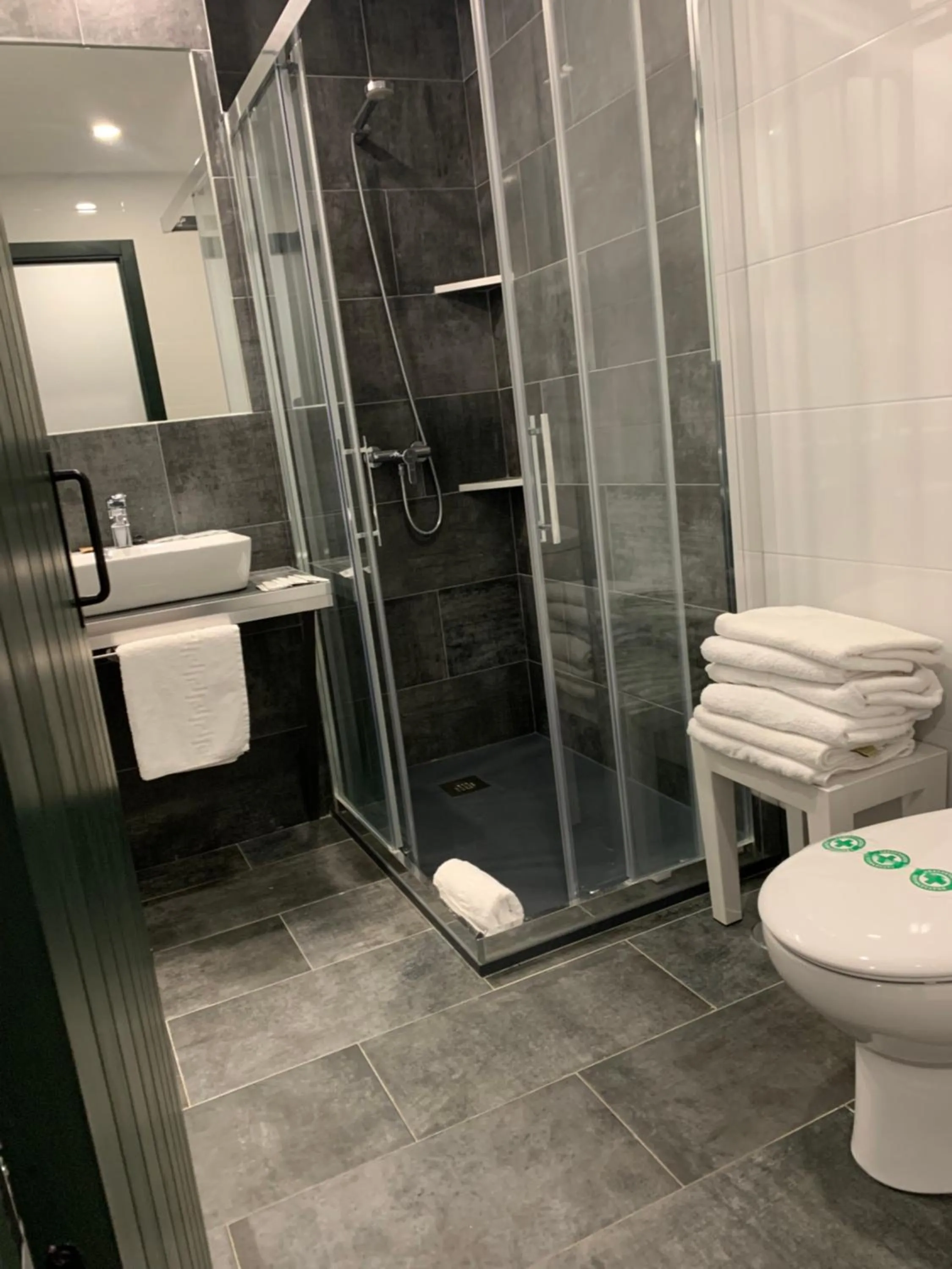 Shower in Hotel Or Blanc