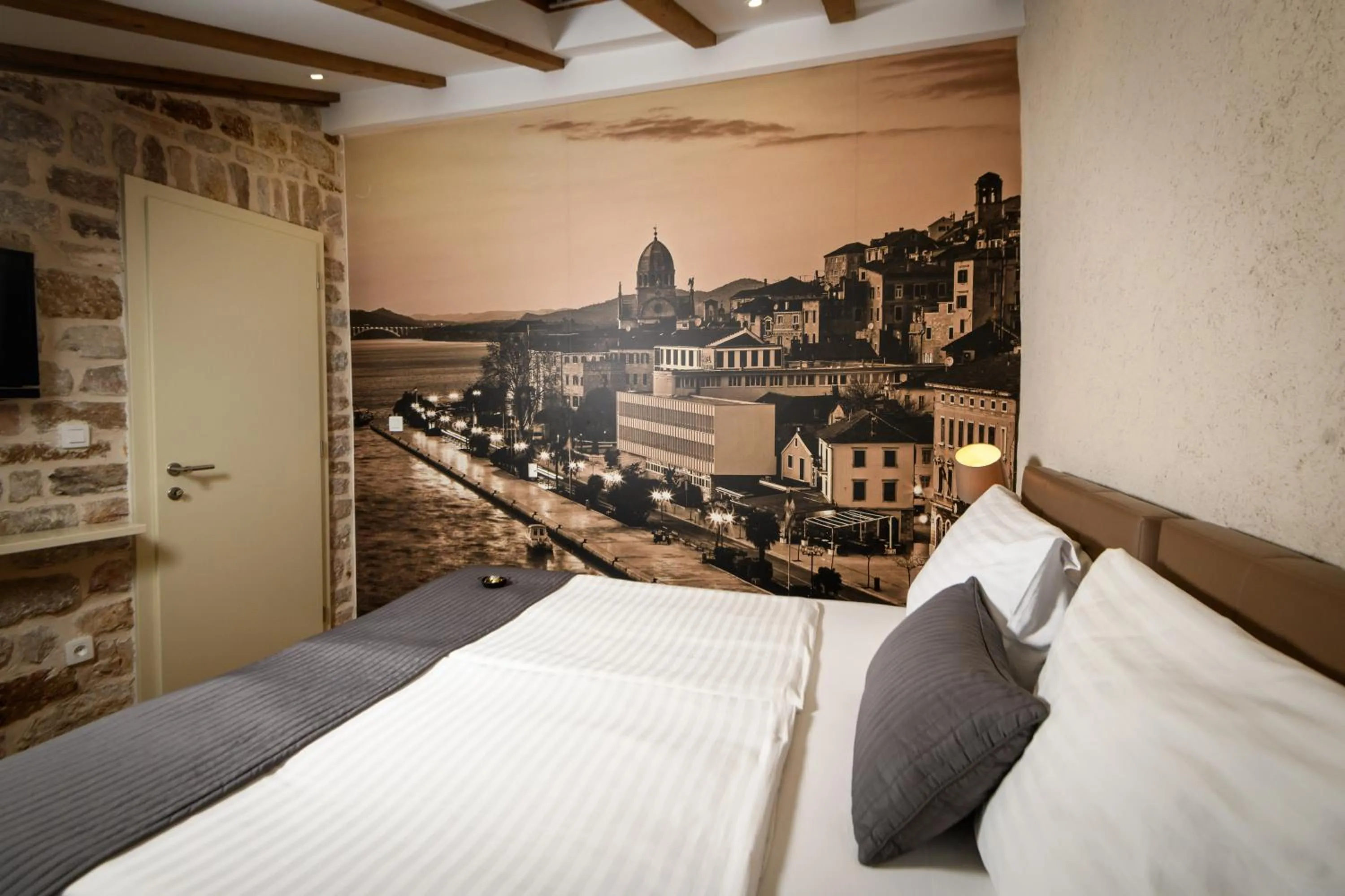 Bedroom, Bed in Fenice Palace
