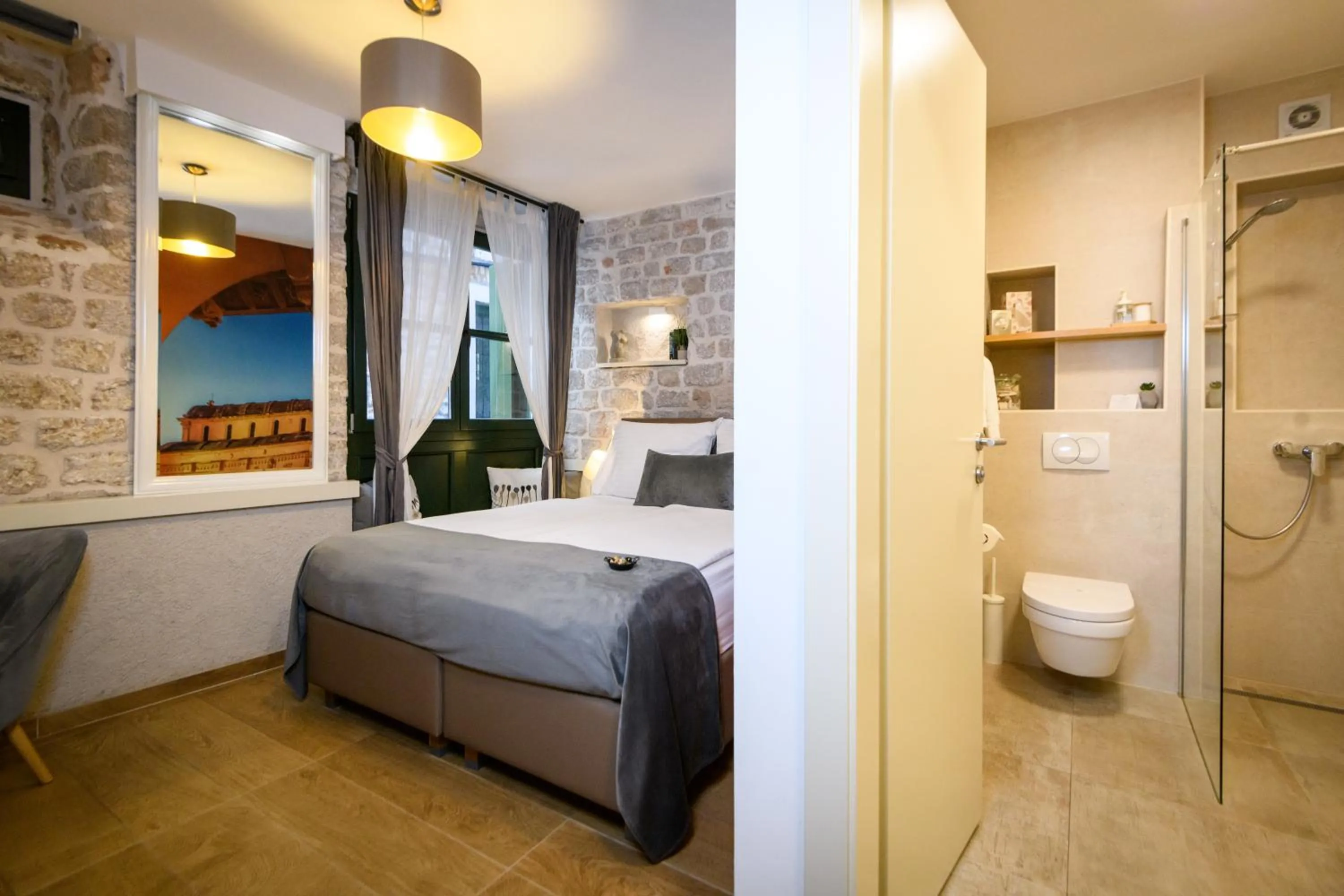 Bathroom, Bed in Fenice Palace