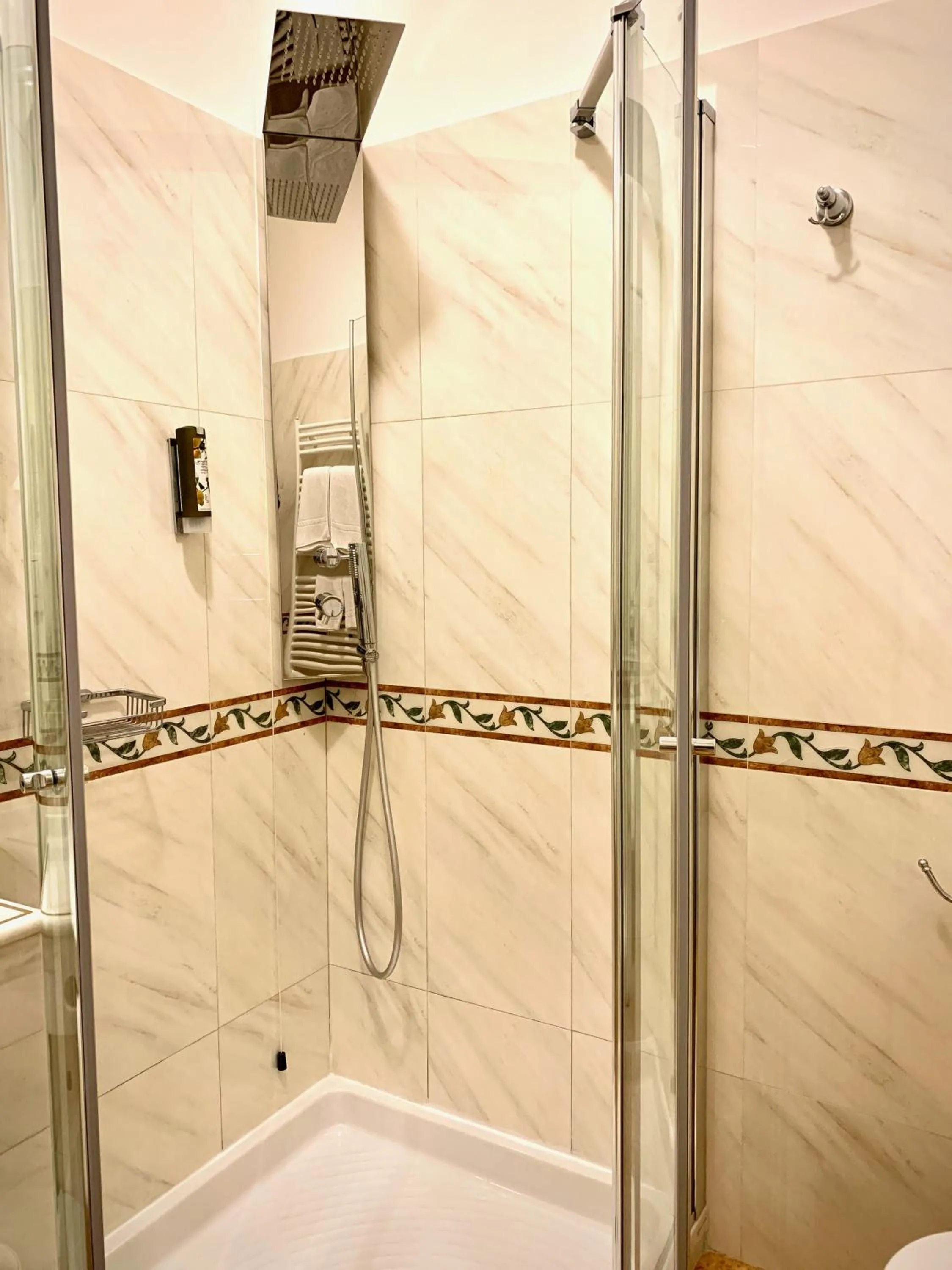 Shower in Albergo Gardesana