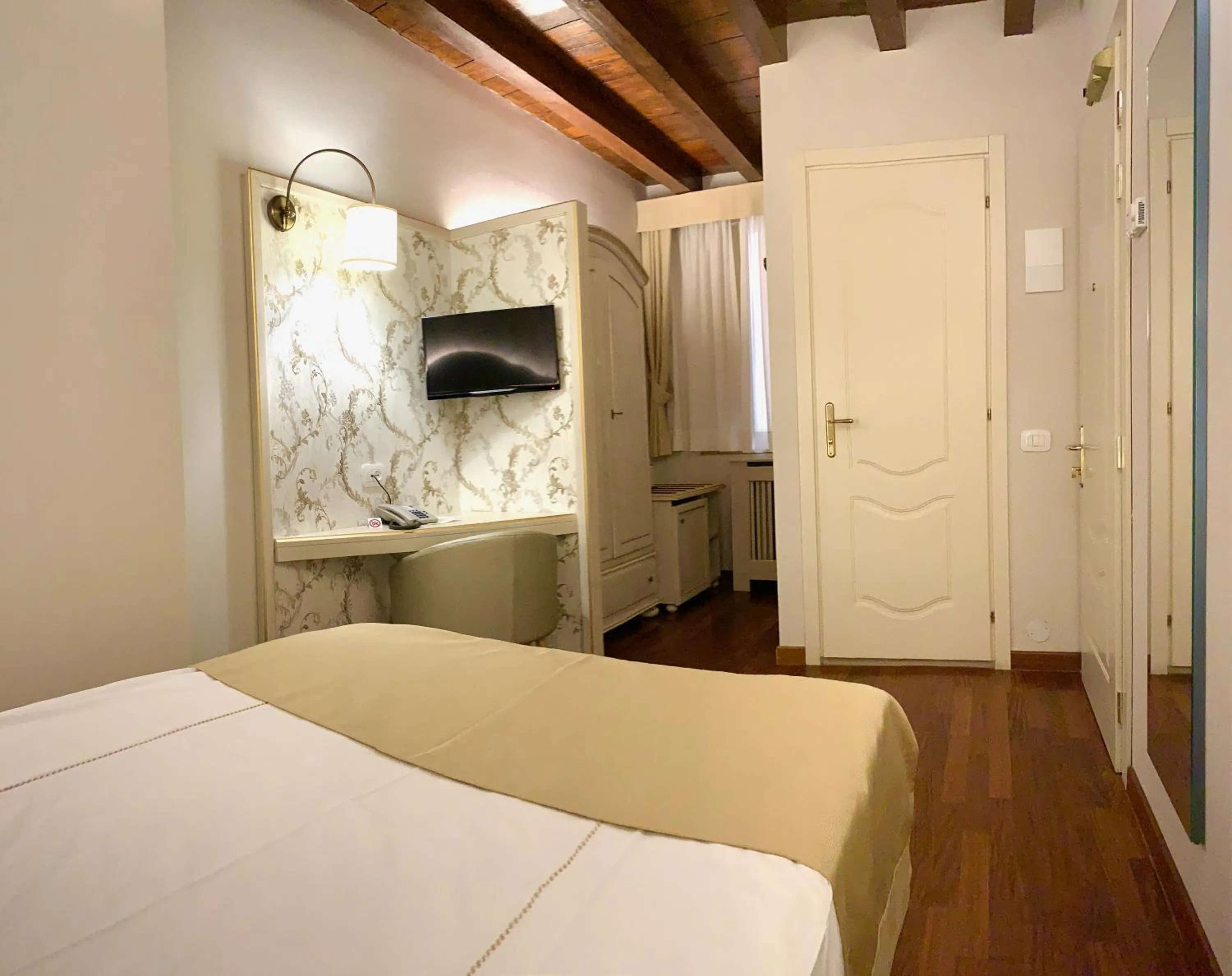 Bedroom, Bed in Albergo Gardesana