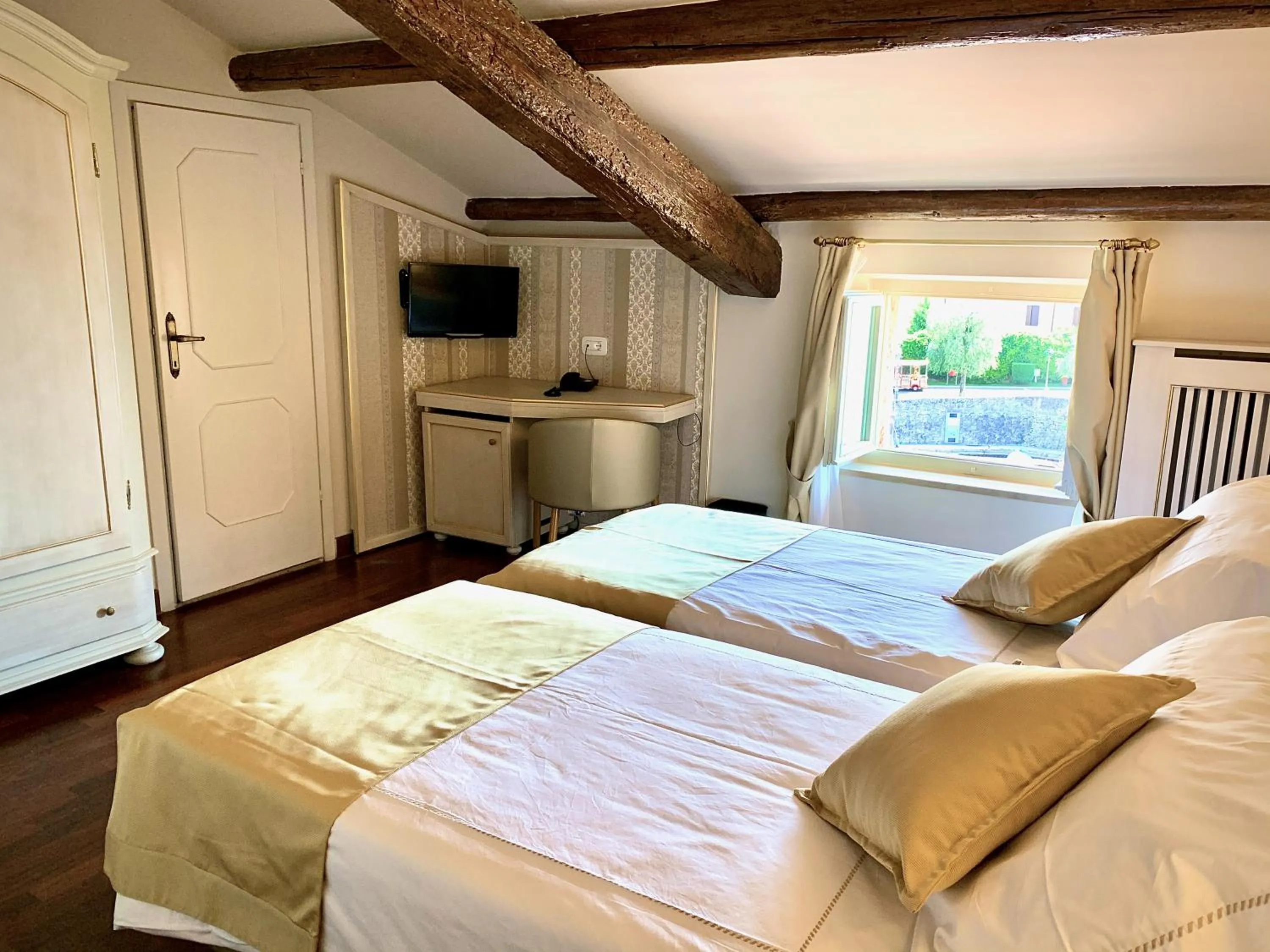 Photo of the whole room, Bed in Albergo Gardesana