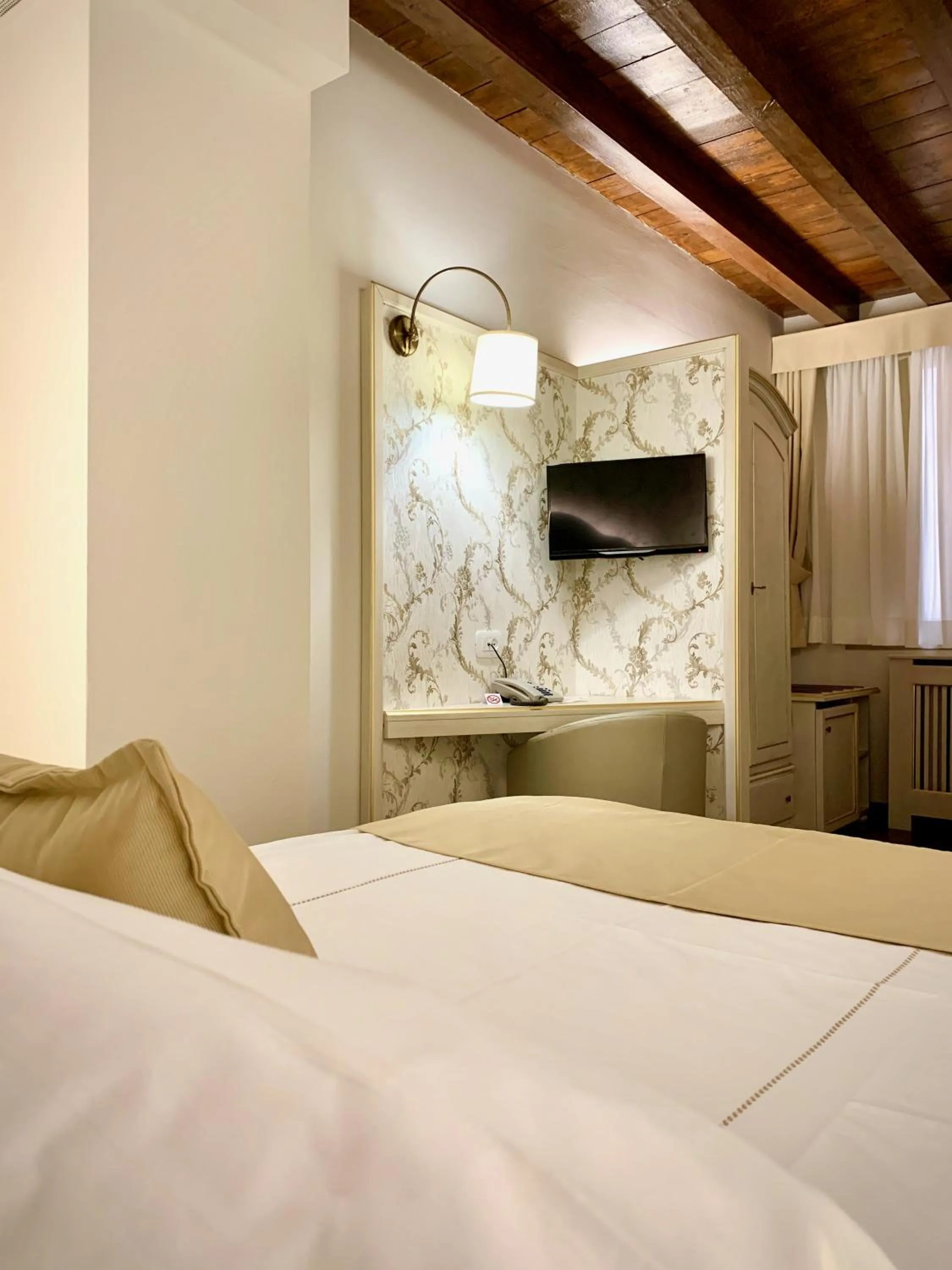 Bedroom, Bed in Albergo Gardesana
