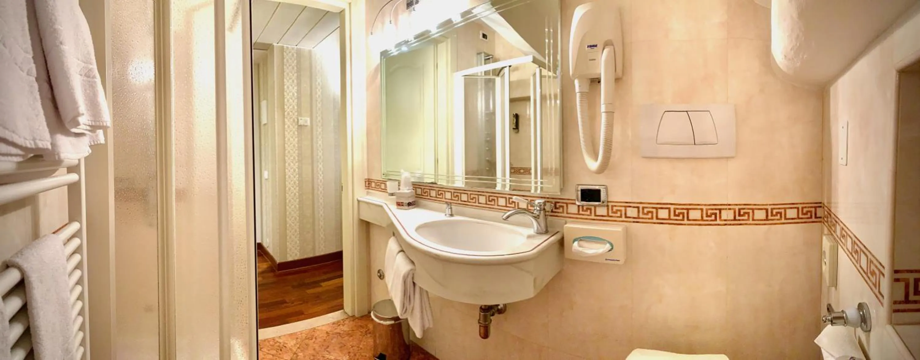 Bathroom in Albergo Gardesana