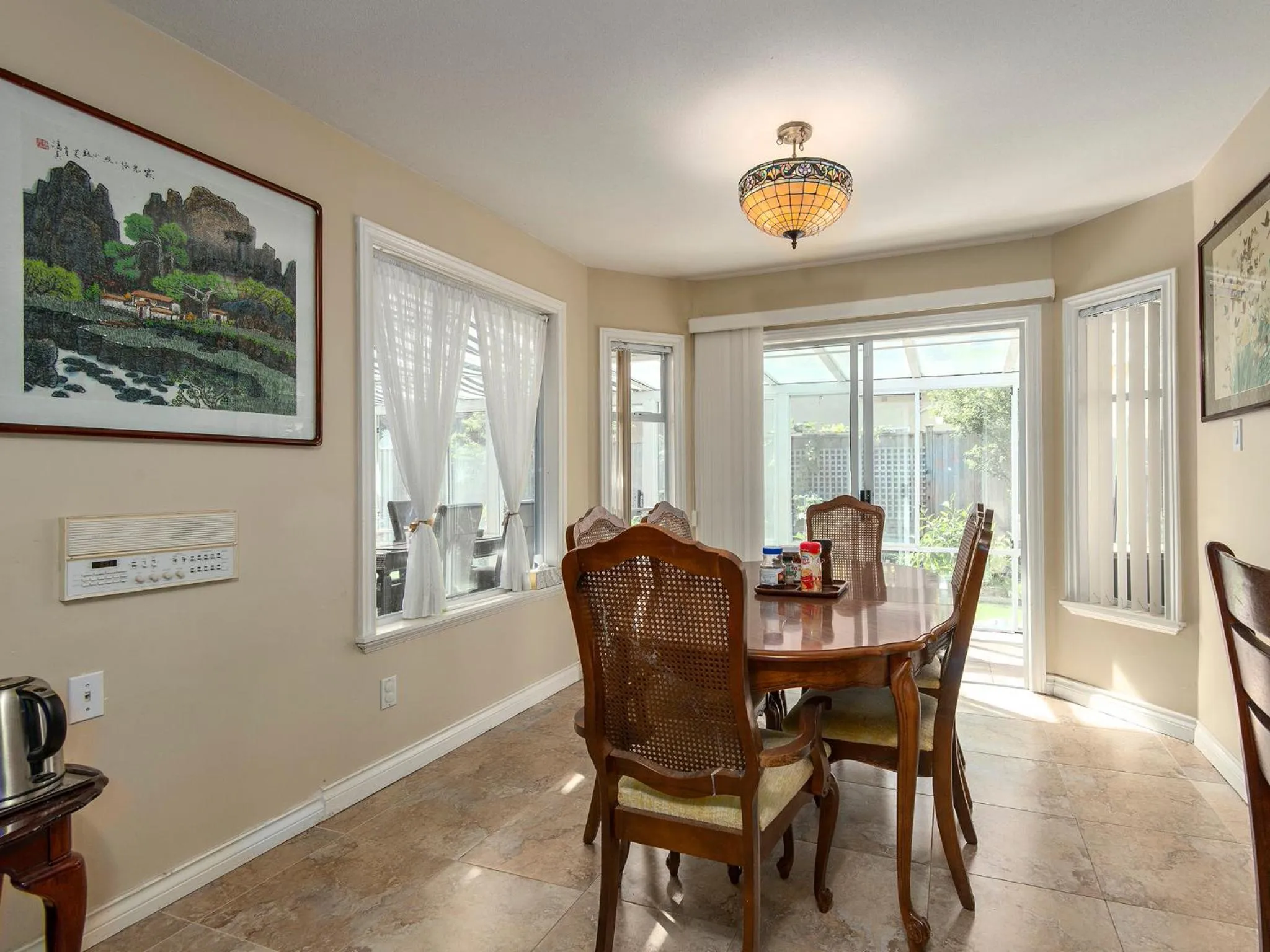 Dining area in Fraser River Richmond Bed and Breakfast