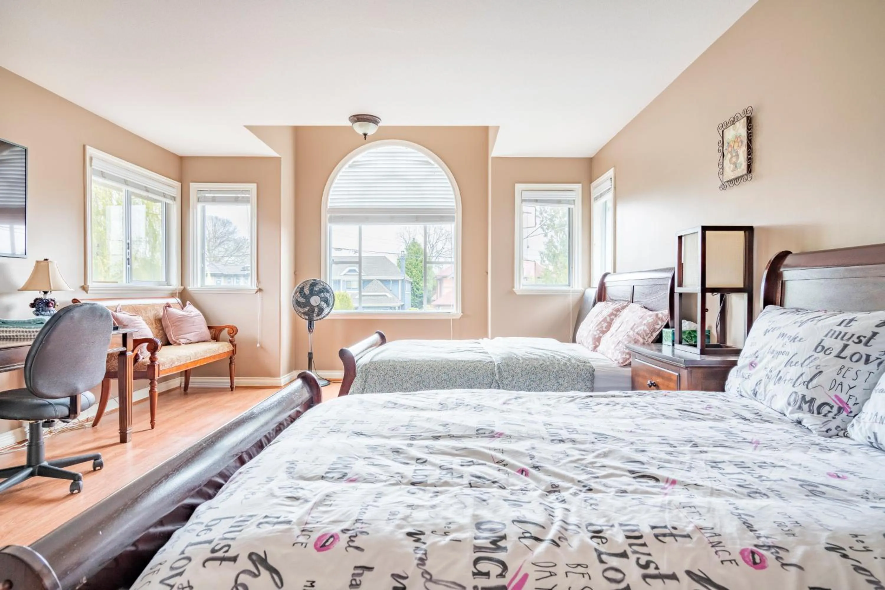 Bed in Fraser River Richmond Bed and Breakfast