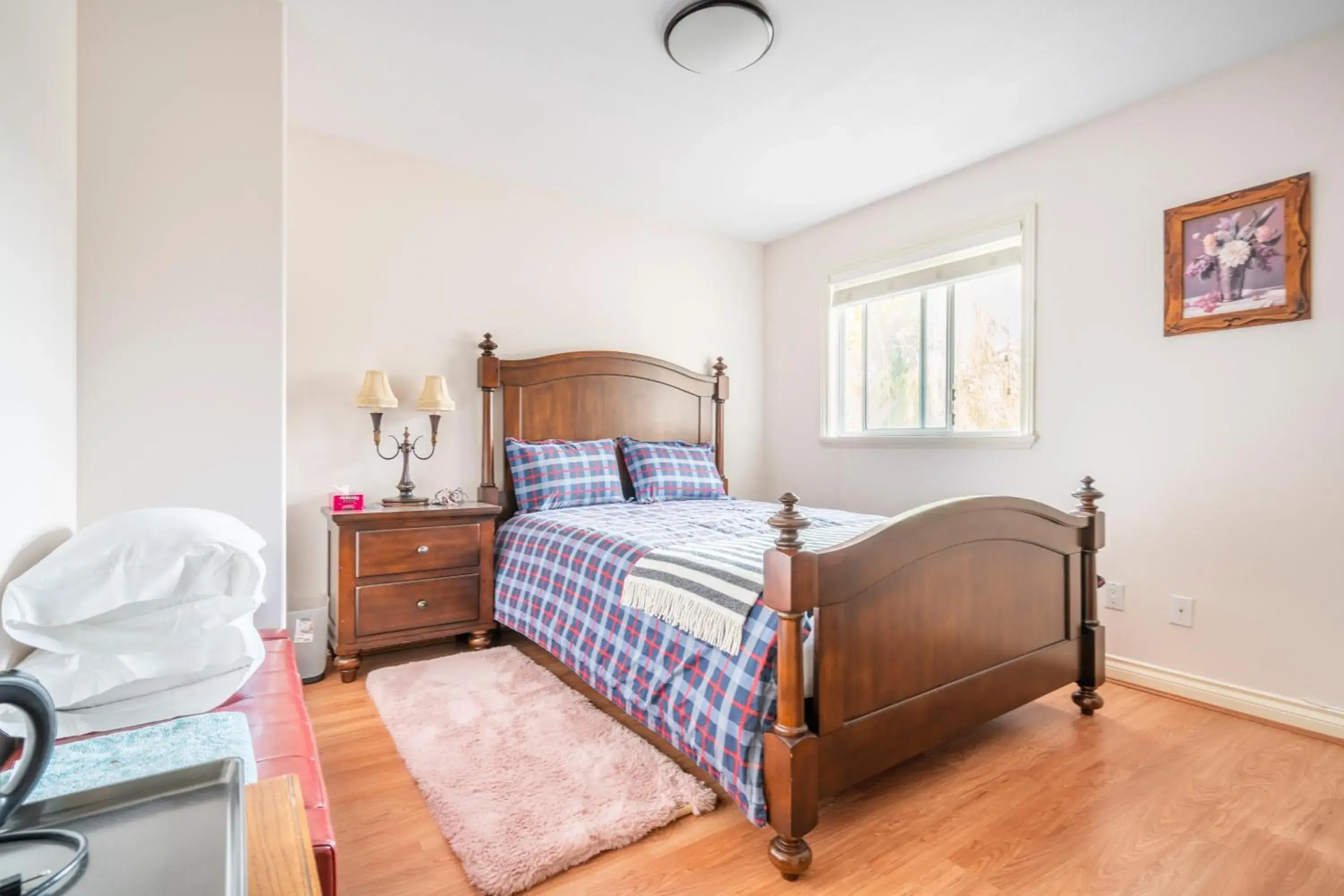 Queen Room in Fraser River Richmond Bed and Breakfast Queen Room in Fraser River Richmond Bed and Breakfast