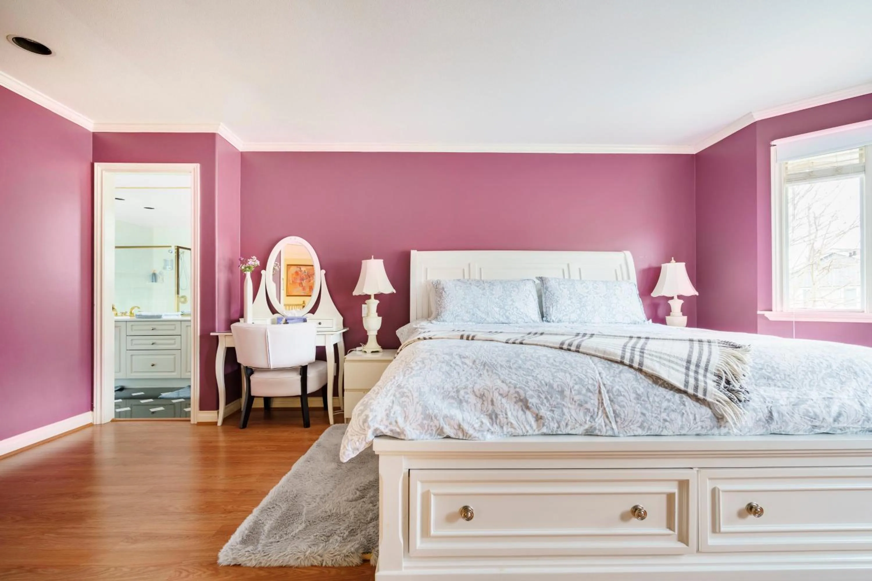 Bed in Fraser River Richmond Bed and Breakfast