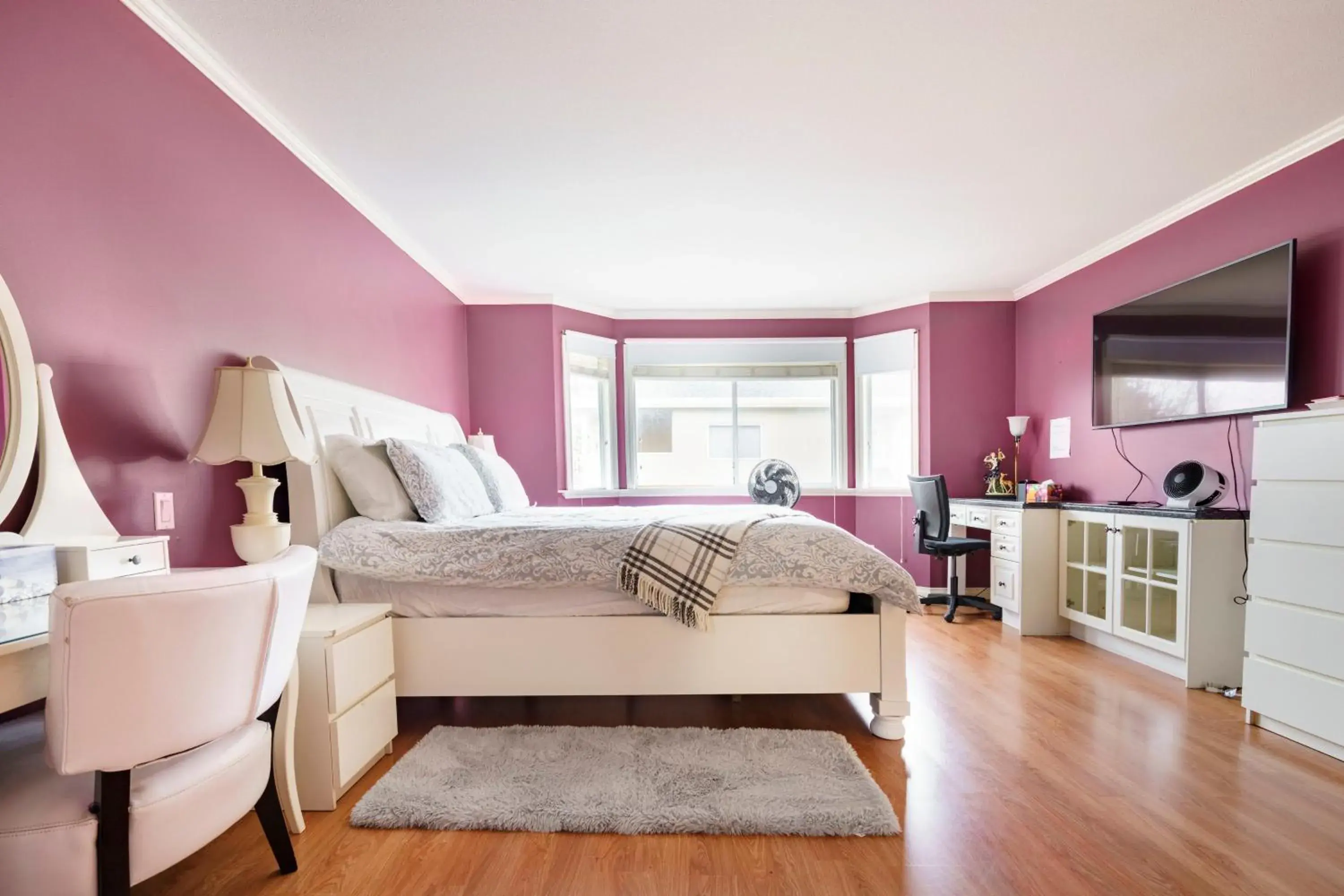 Deluxe King Suite in Fraser River Richmond Bed and Breakfast Deluxe King Suite in Fraser River Richmond Bed and Breakfast