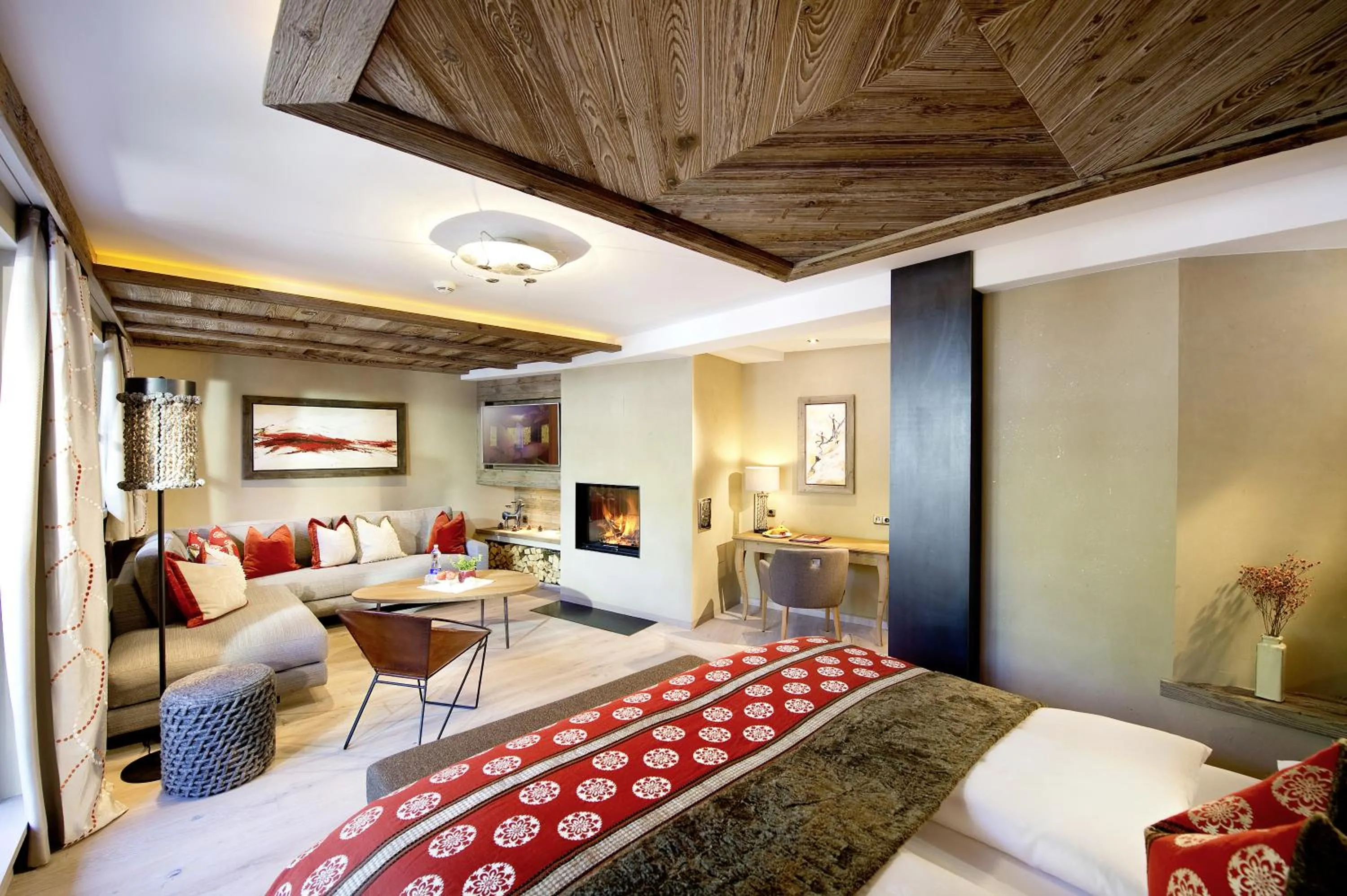 Living room, Bed in Hotel Alpin Spa Tuxerhof