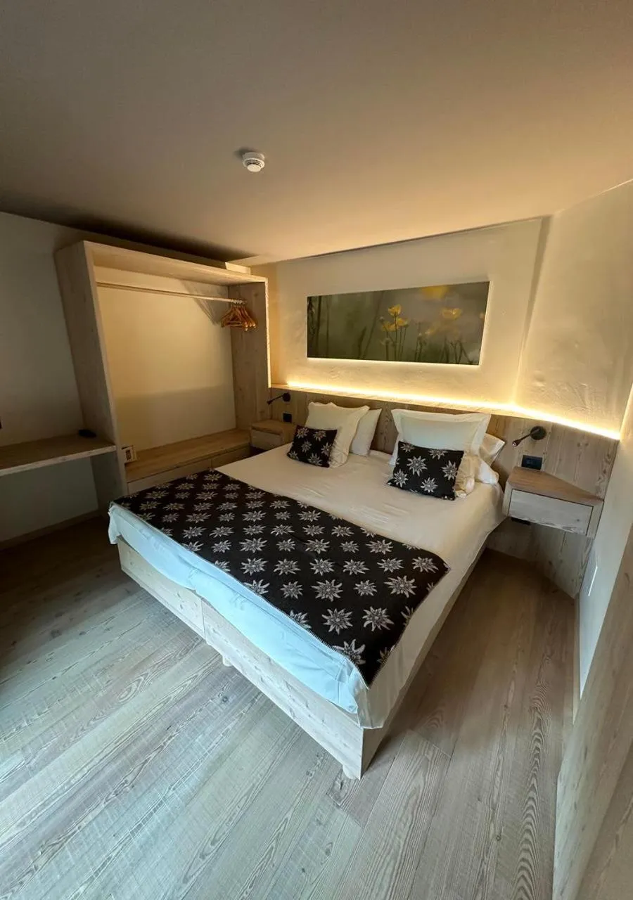 Bedroom, Bed in La Madonnina Del Gran Paradiso Wellness Hotel