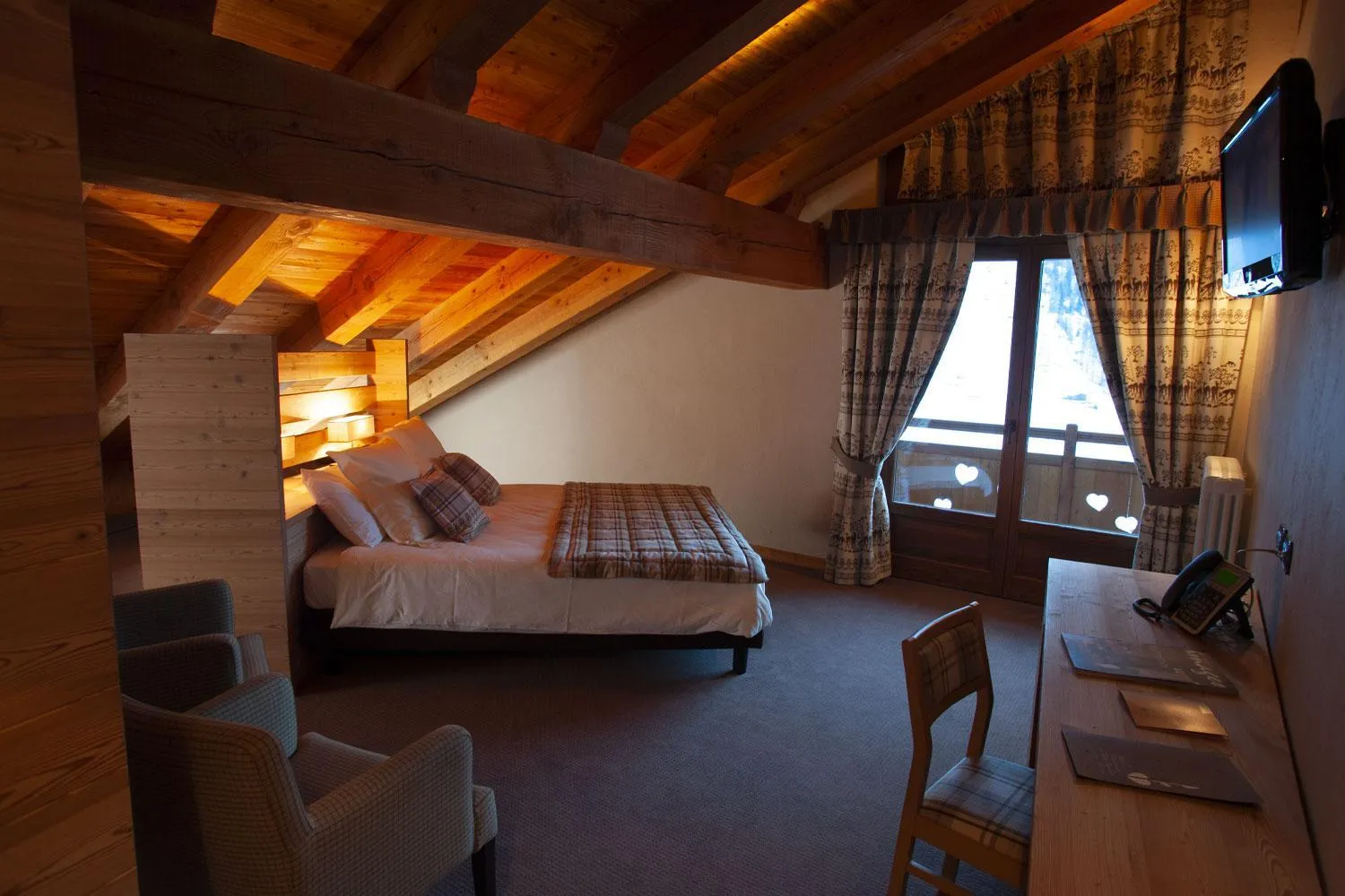 Photo of the whole room, Bed in La Madonnina Del Gran Paradiso Wellness Hotel