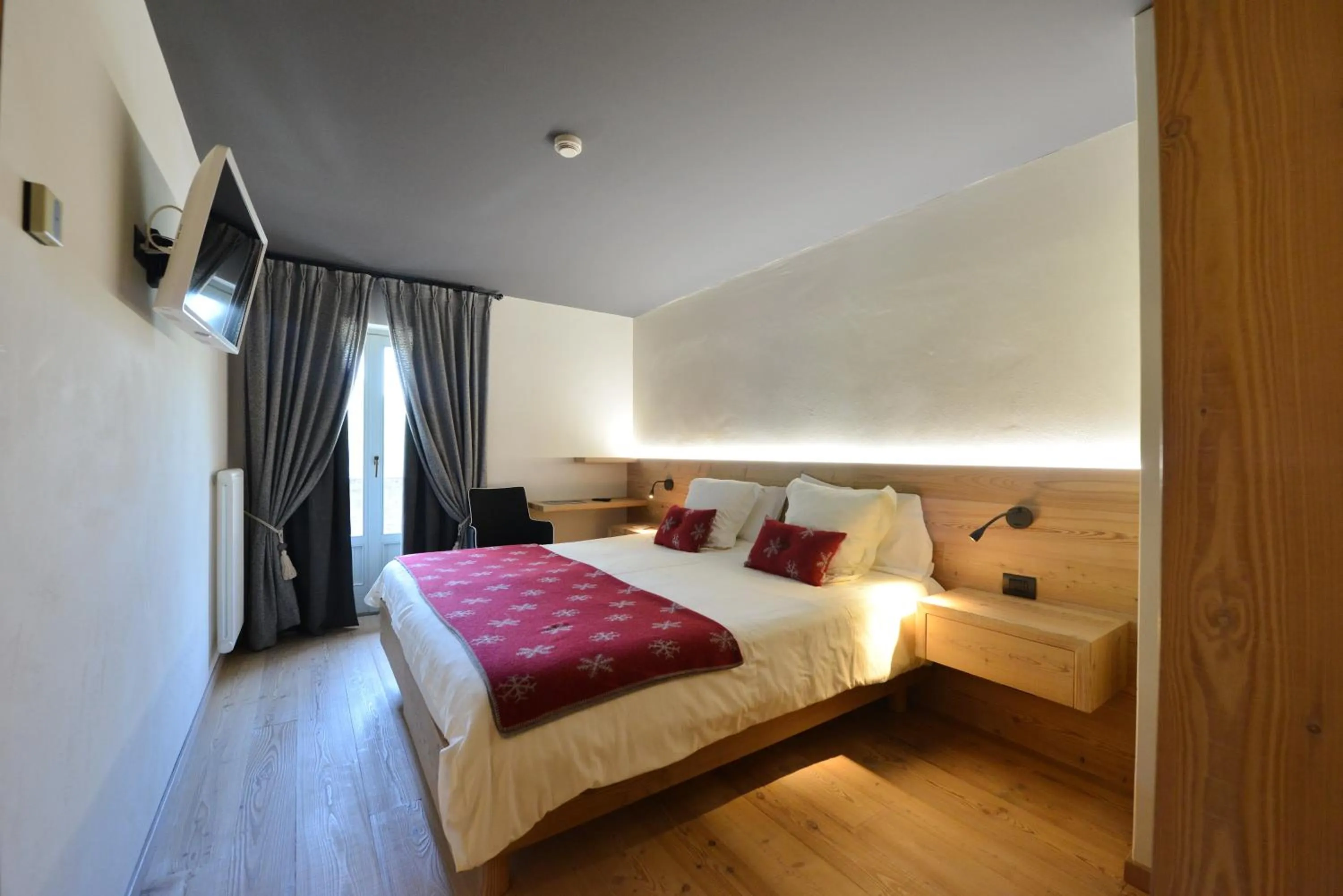 Photo of the whole room, Bed in La Madonnina Del Gran Paradiso Wellness Hotel